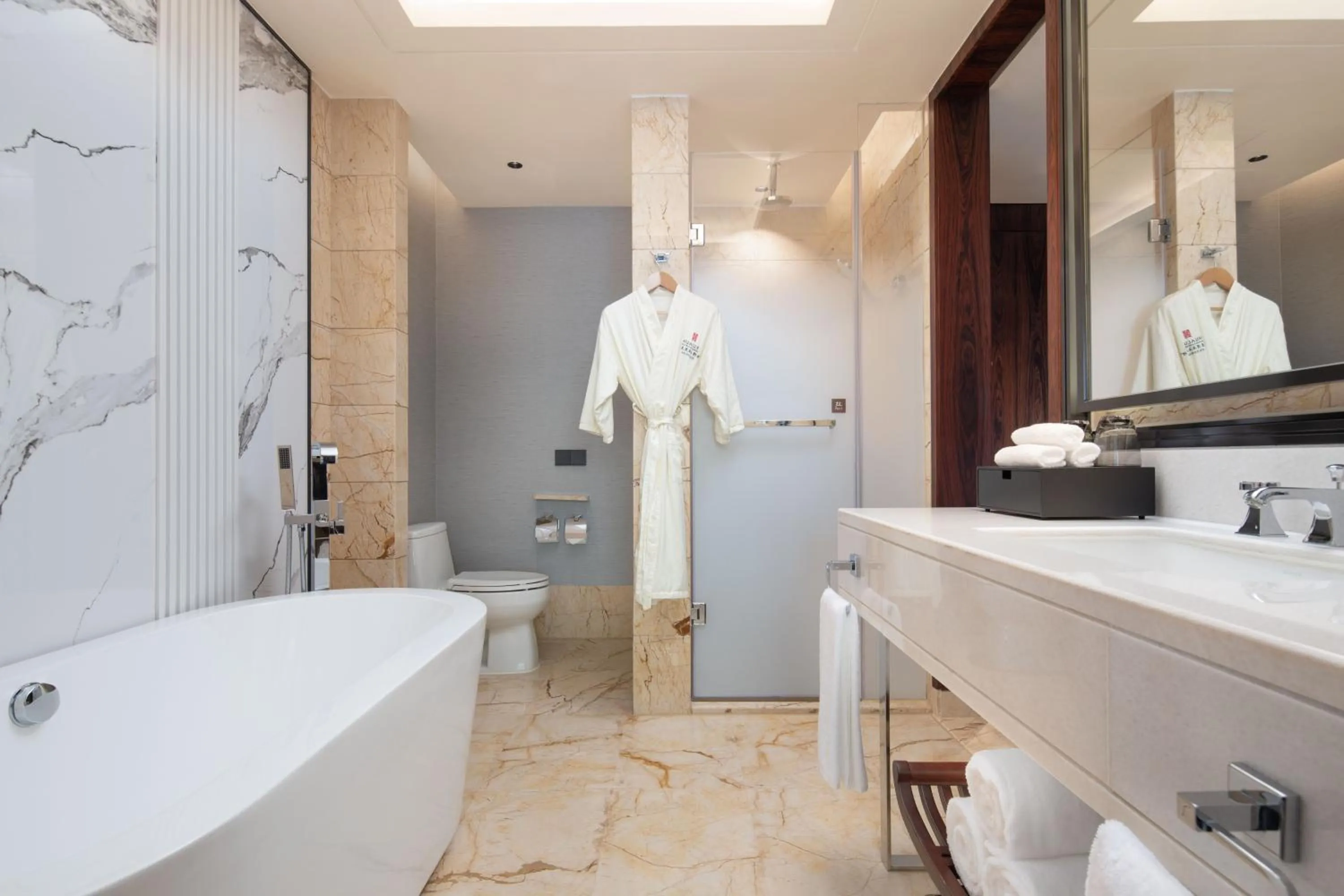 Shower in Hualuxe Leshan, an IHG Hotel