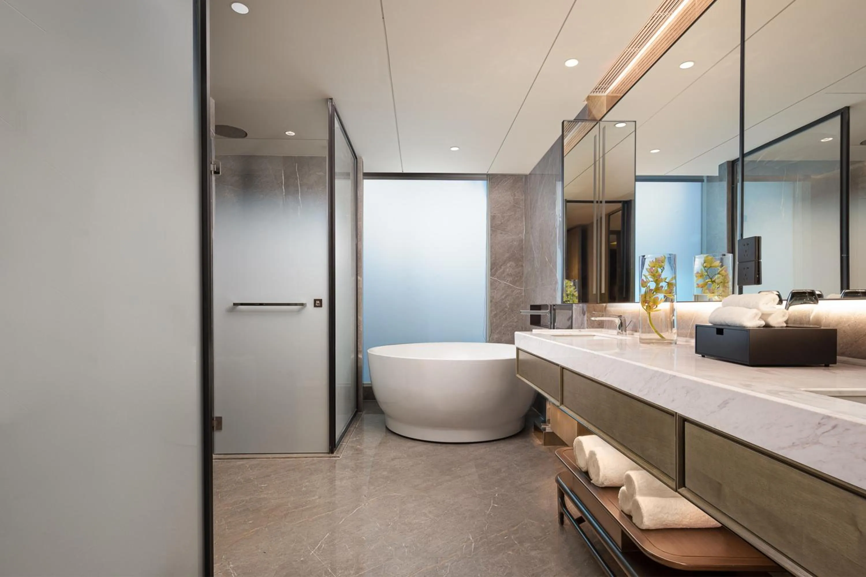 Toilet in Hualuxe Leshan, an IHG Hotel