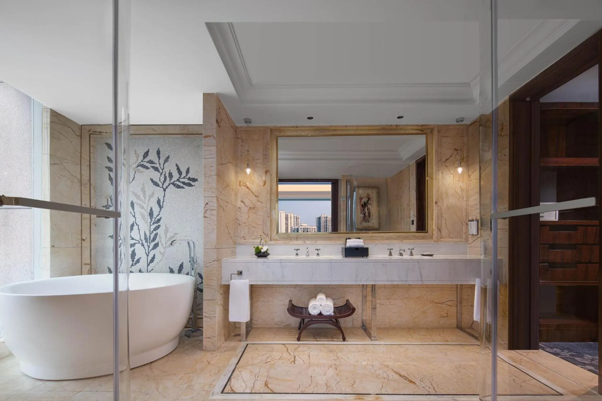 Bathroom in Hualuxe Leshan, an IHG Hotel