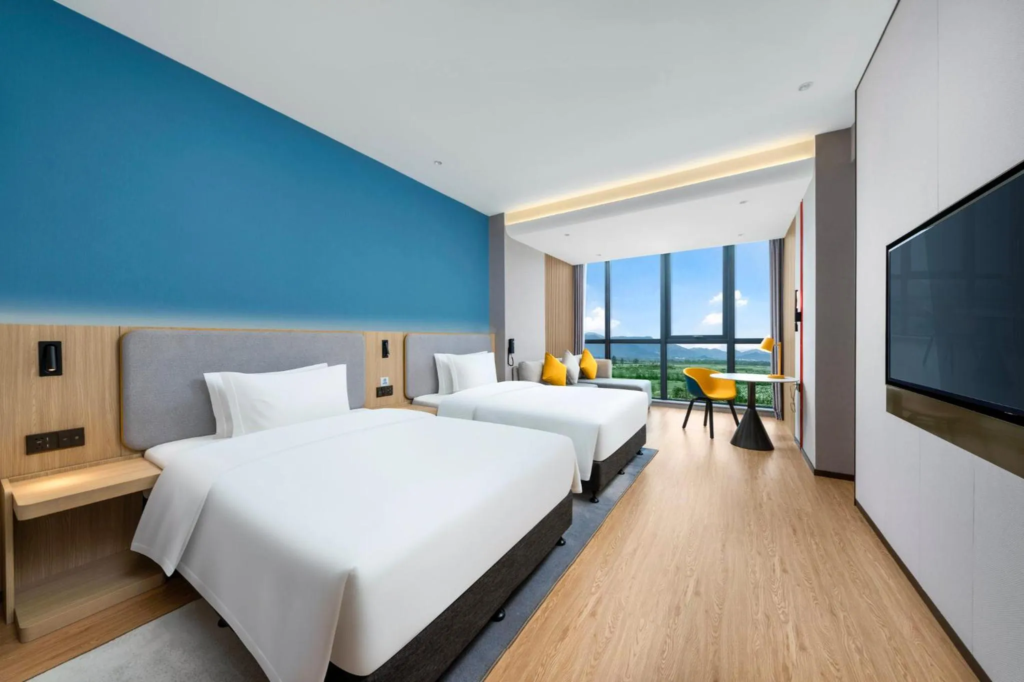 Photo of the whole room, Bed in Holiday Inn Express Jiangmen Yinhu Bay by IHG