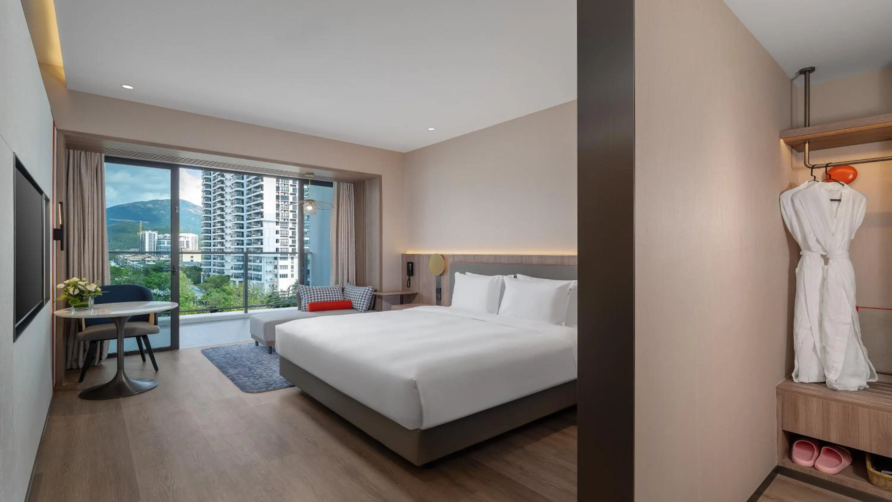 Photo of the whole room, Bed in Holiday Inn Express Jiangmen Yinhu Bay by IHG