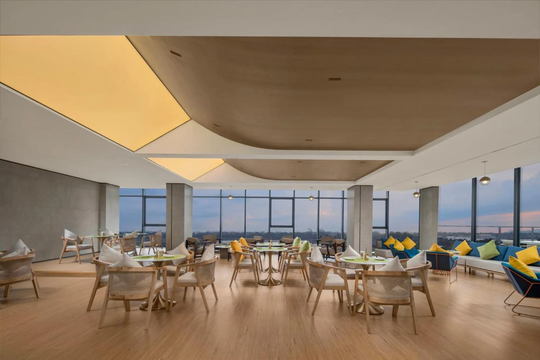 Restaurant/places to eat in Holiday Inn Express Jiangmen Yinhu Bay by IHG