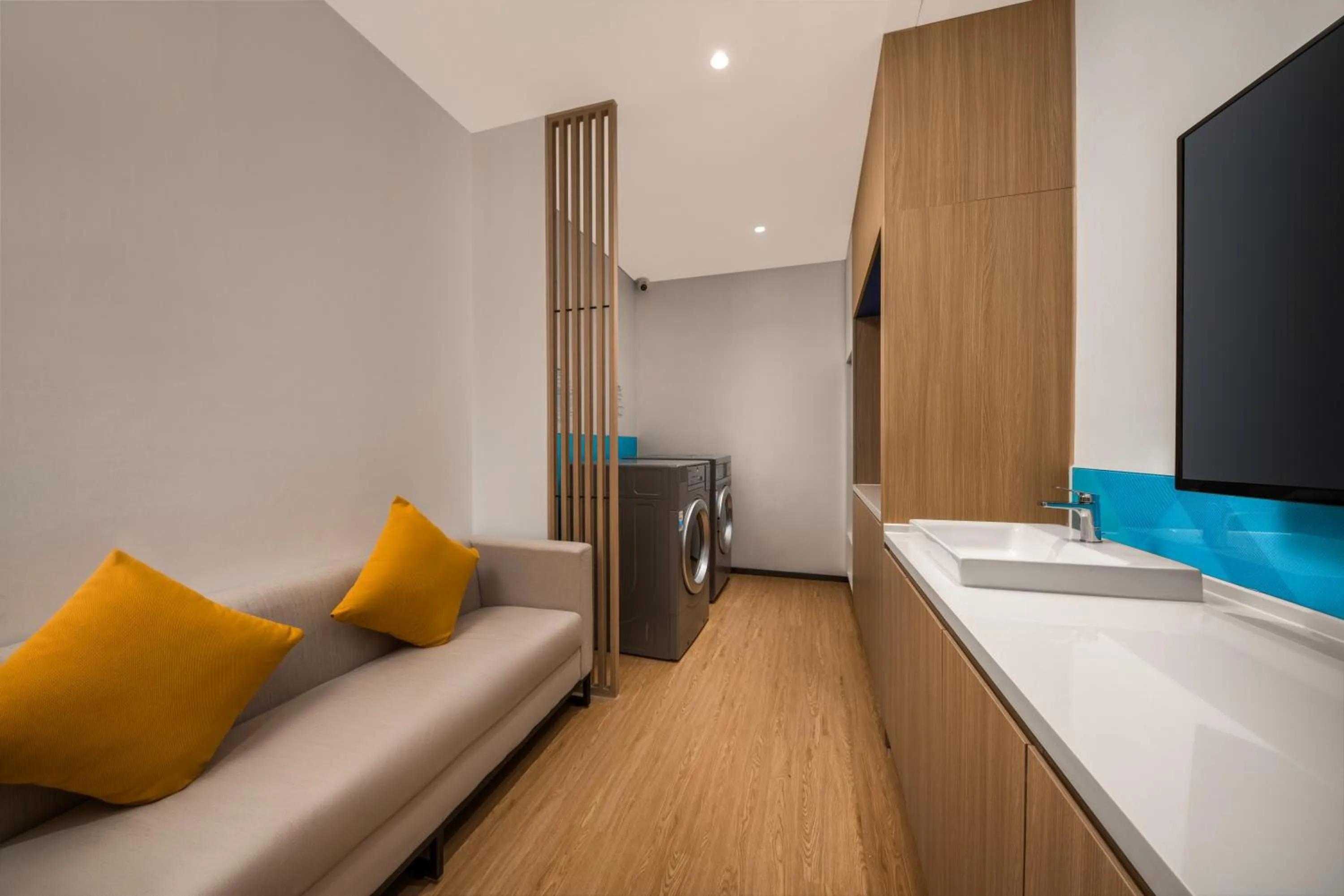 washing machine in Holiday Inn Express Jiangmen Yinhu Bay by IHG