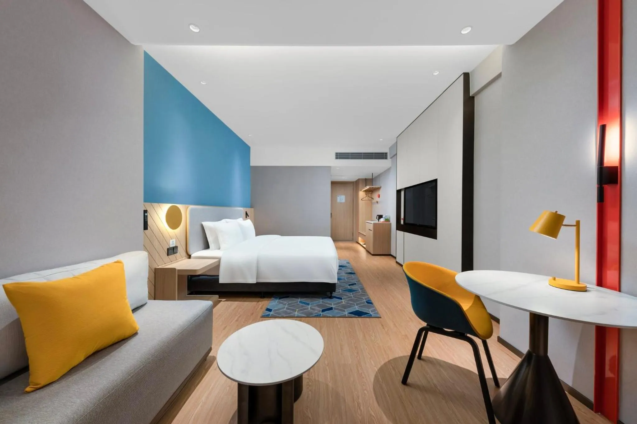 Photo of the whole room, Bed in Holiday Inn Express Jiangmen Yinhu Bay by IHG