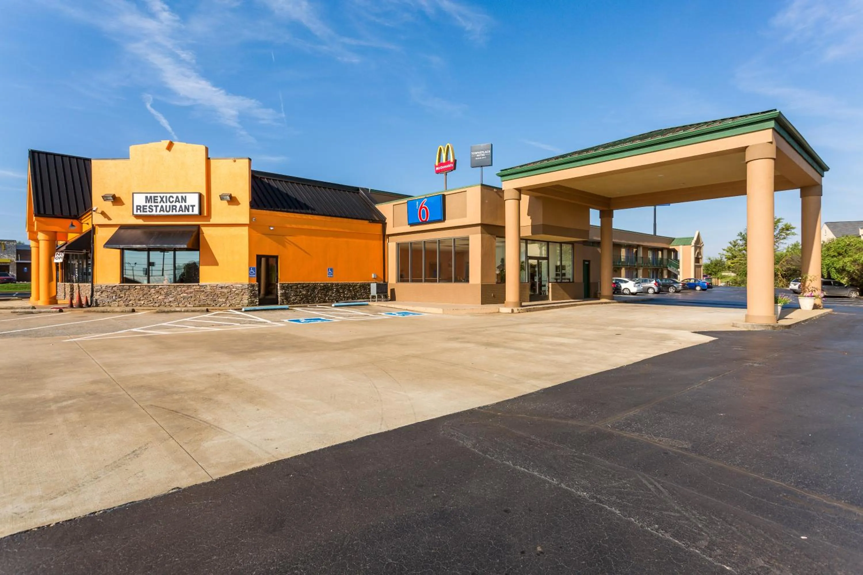 Restaurant/places to eat in Motel 6-Clarksville, TN