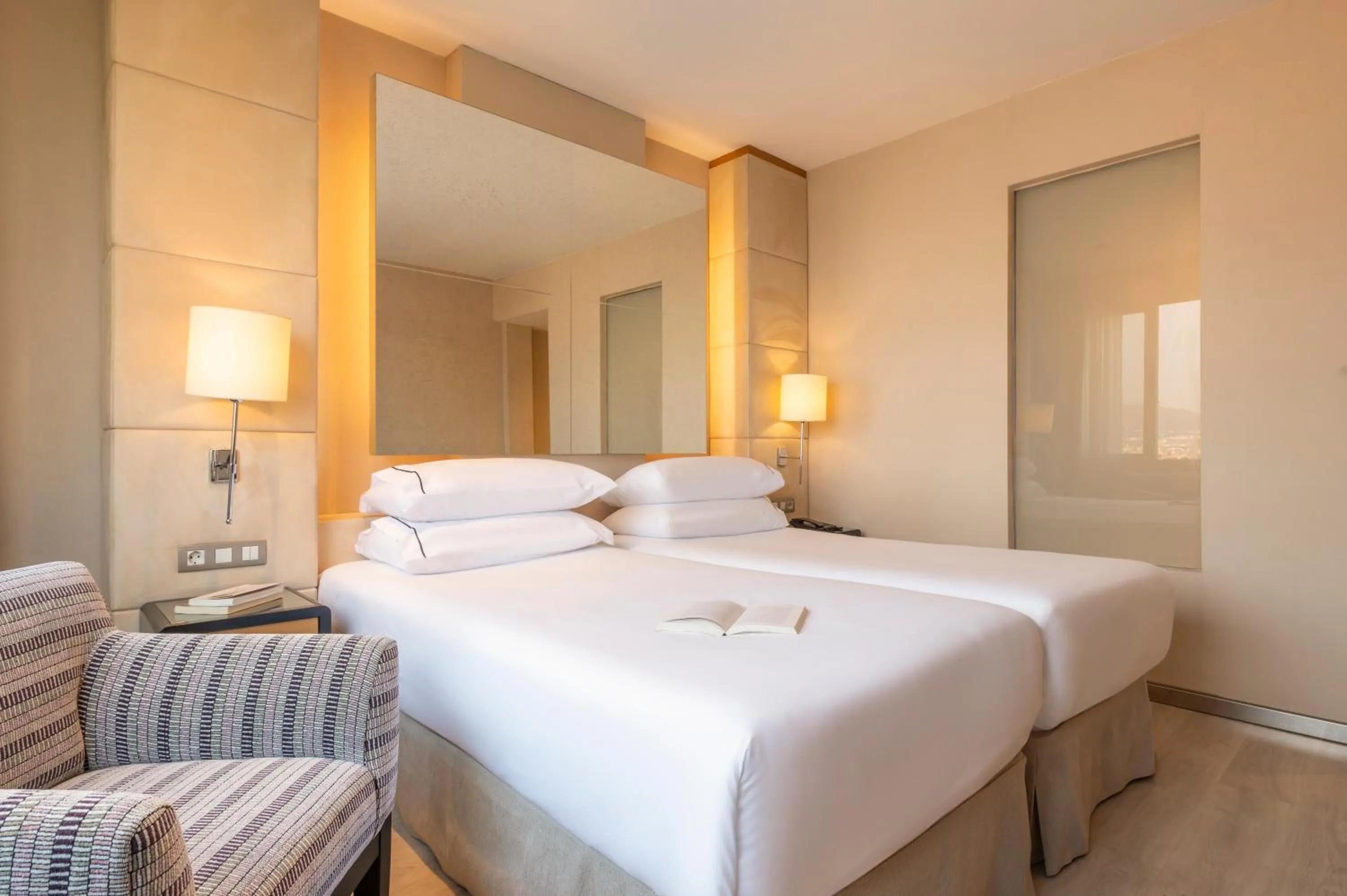 Photo of the whole room, Bed in Hesperia Barcelona Presidente