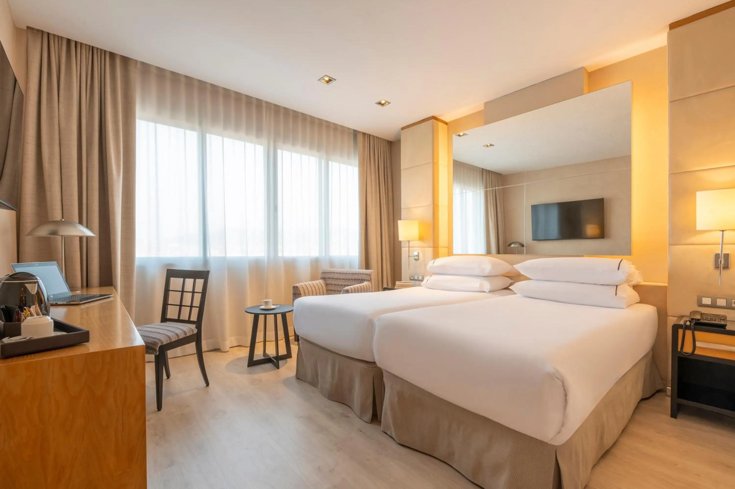 Photo of the whole room, Bed in Hesperia Barcelona Presidente