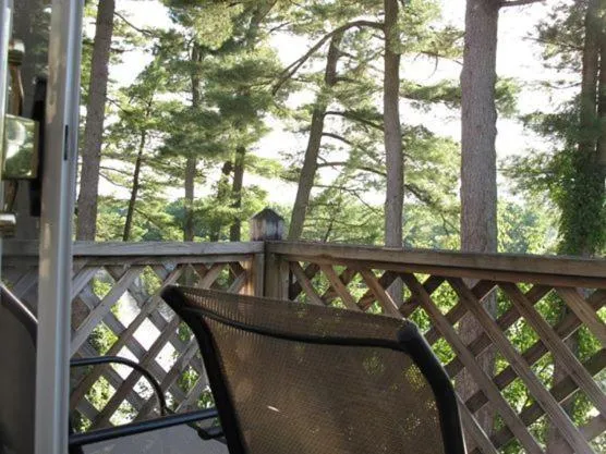 Balcony/Terrace in Milford Motel On the River