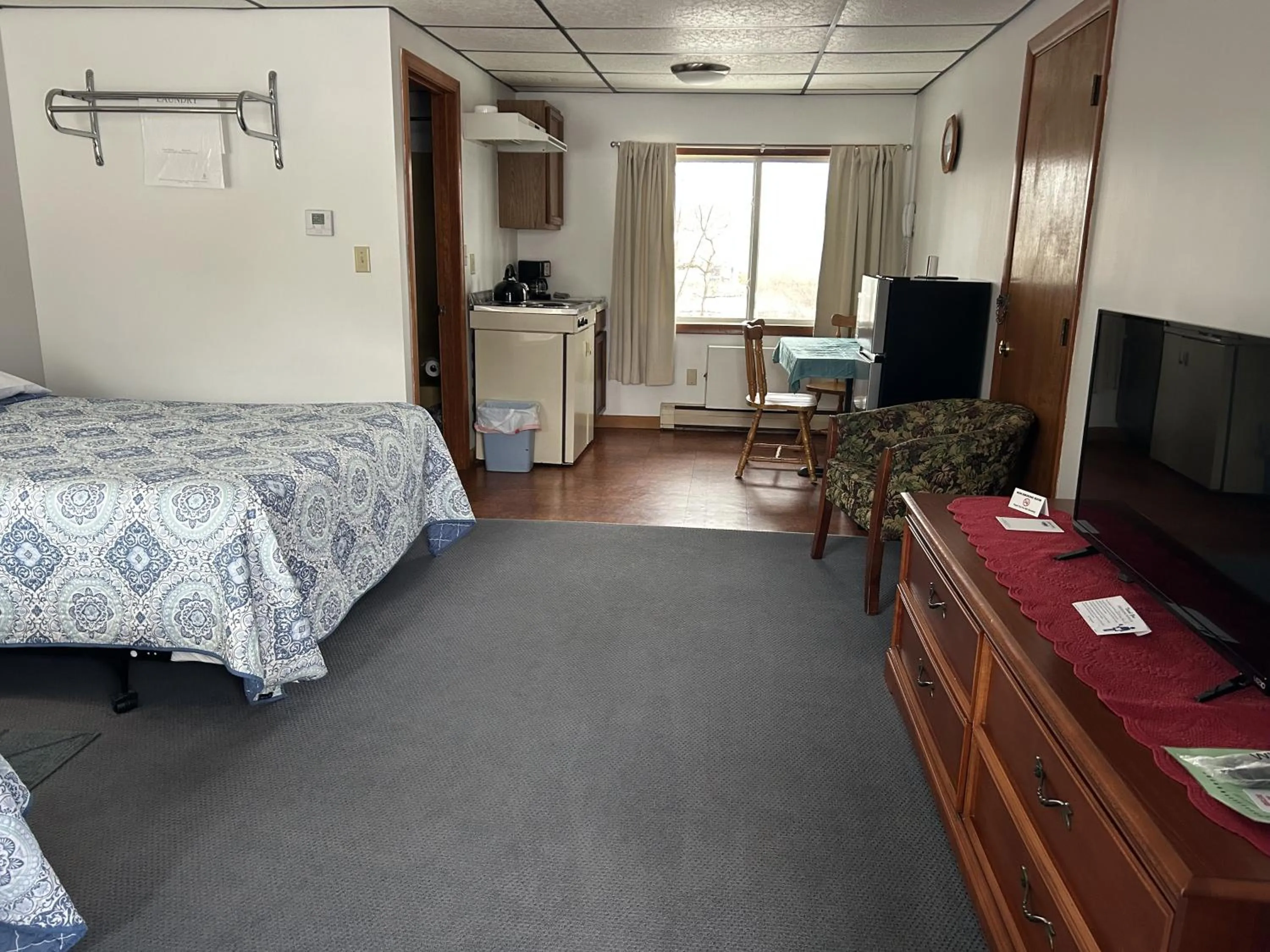 Bed in Milford Motel On the River