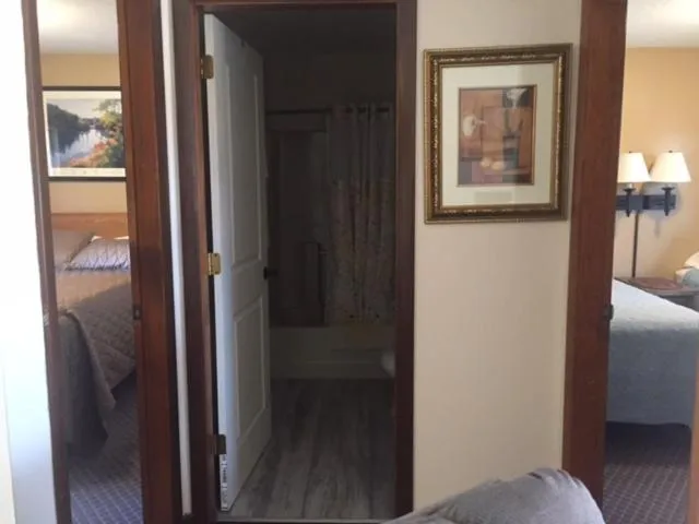 Bedroom, Bed in Milford Motel On the River