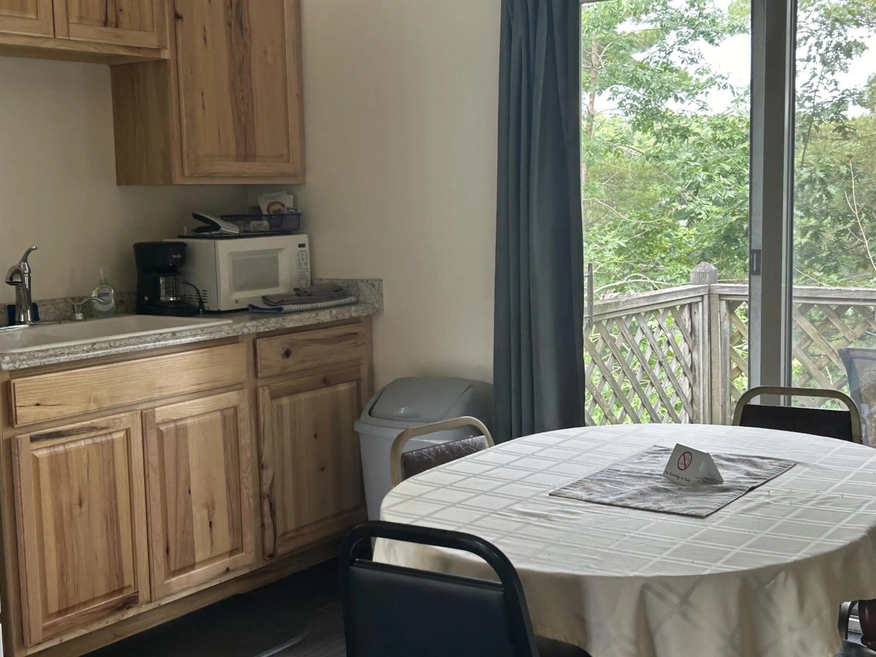 Balcony/Terrace in Milford Motel On the River