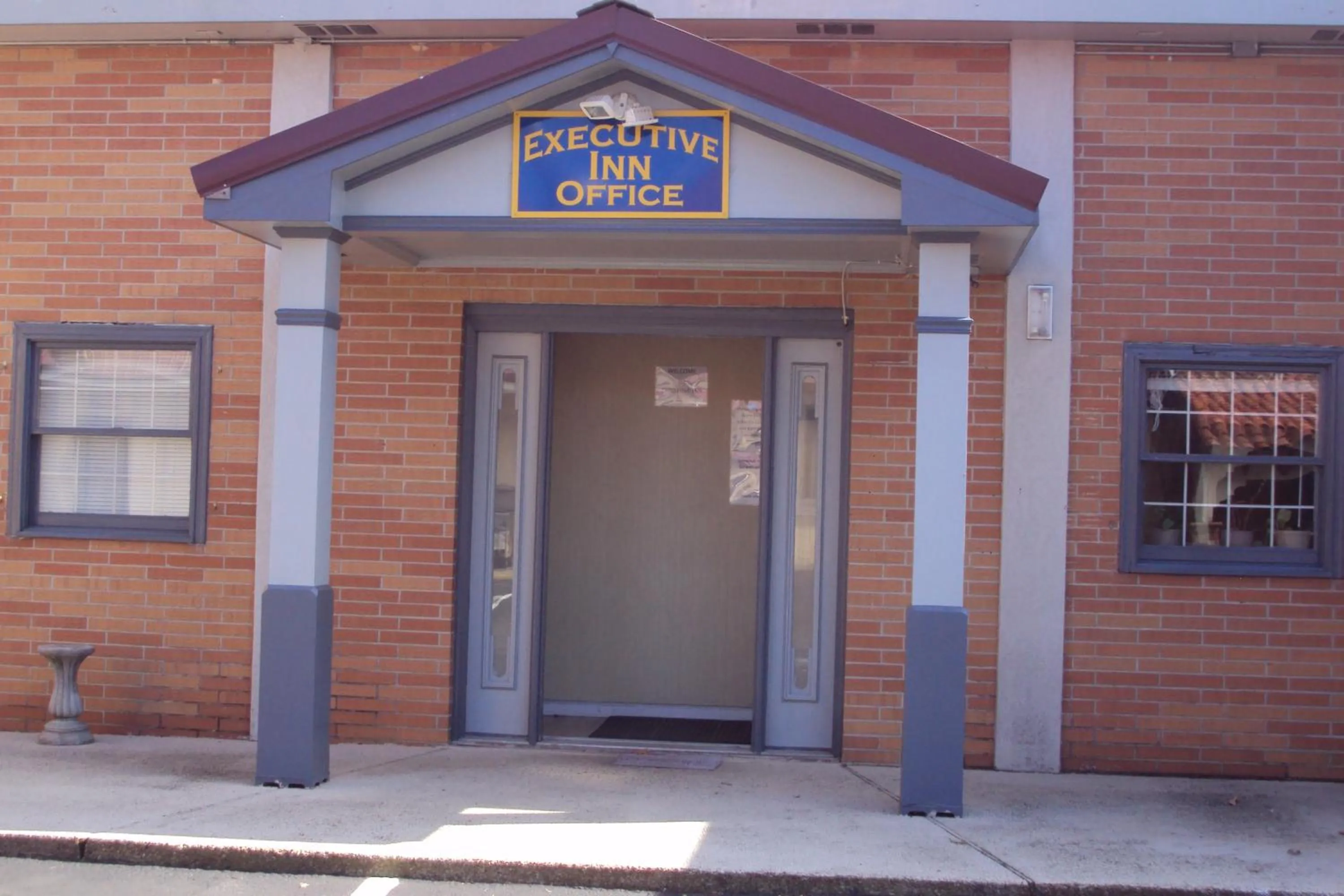 Facade/entrance in Executive Inn