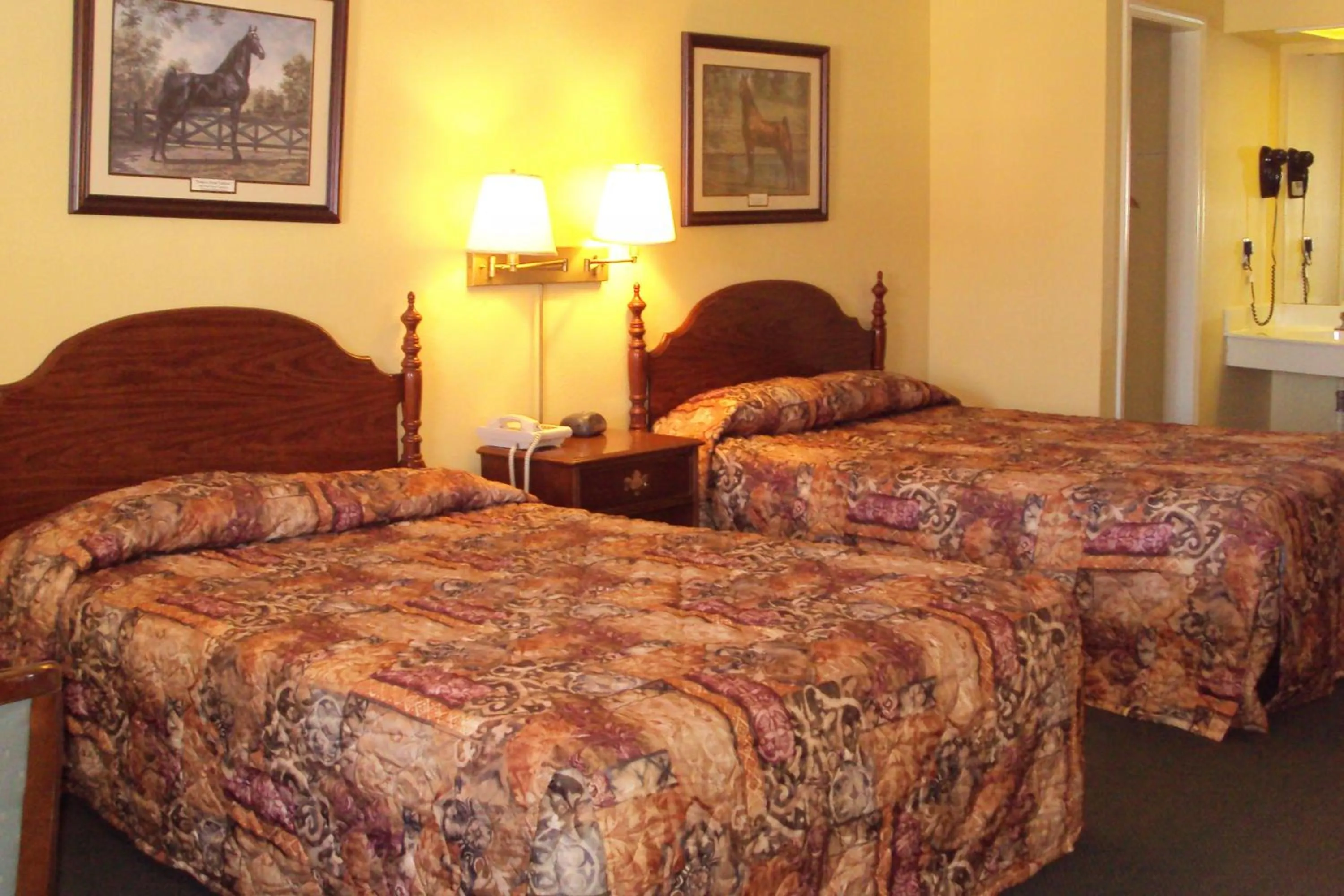 Bedroom, Bed in Executive Inn