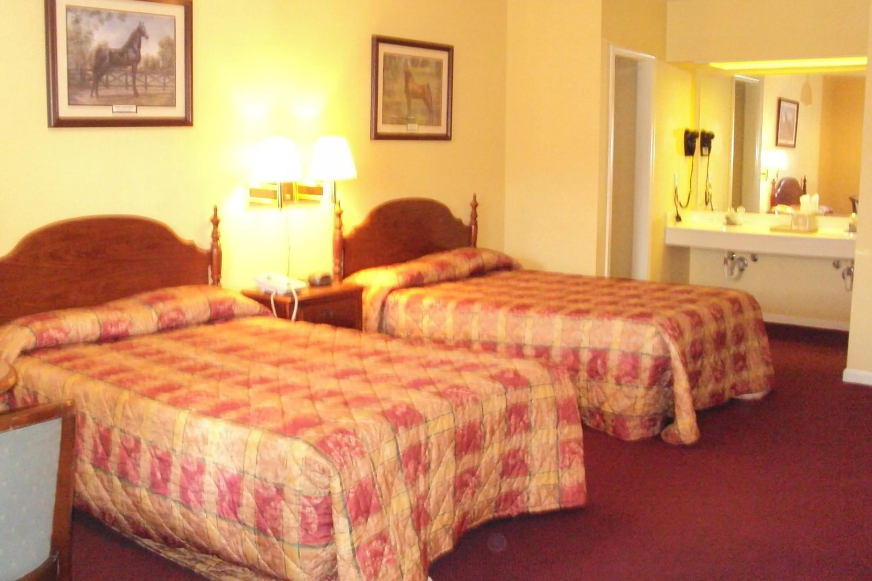 Bedroom, Bed in Executive Inn