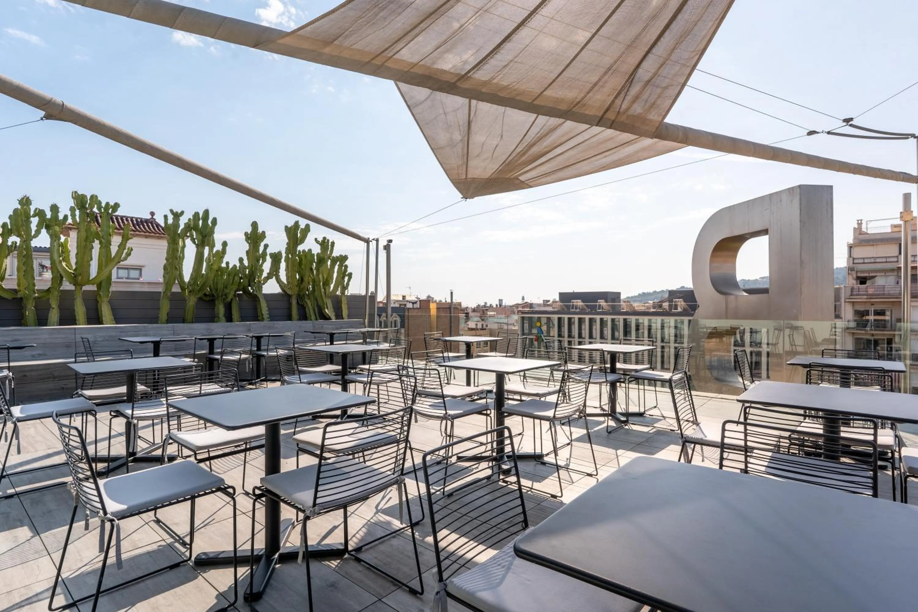 Restaurant/places to eat in B Hotel