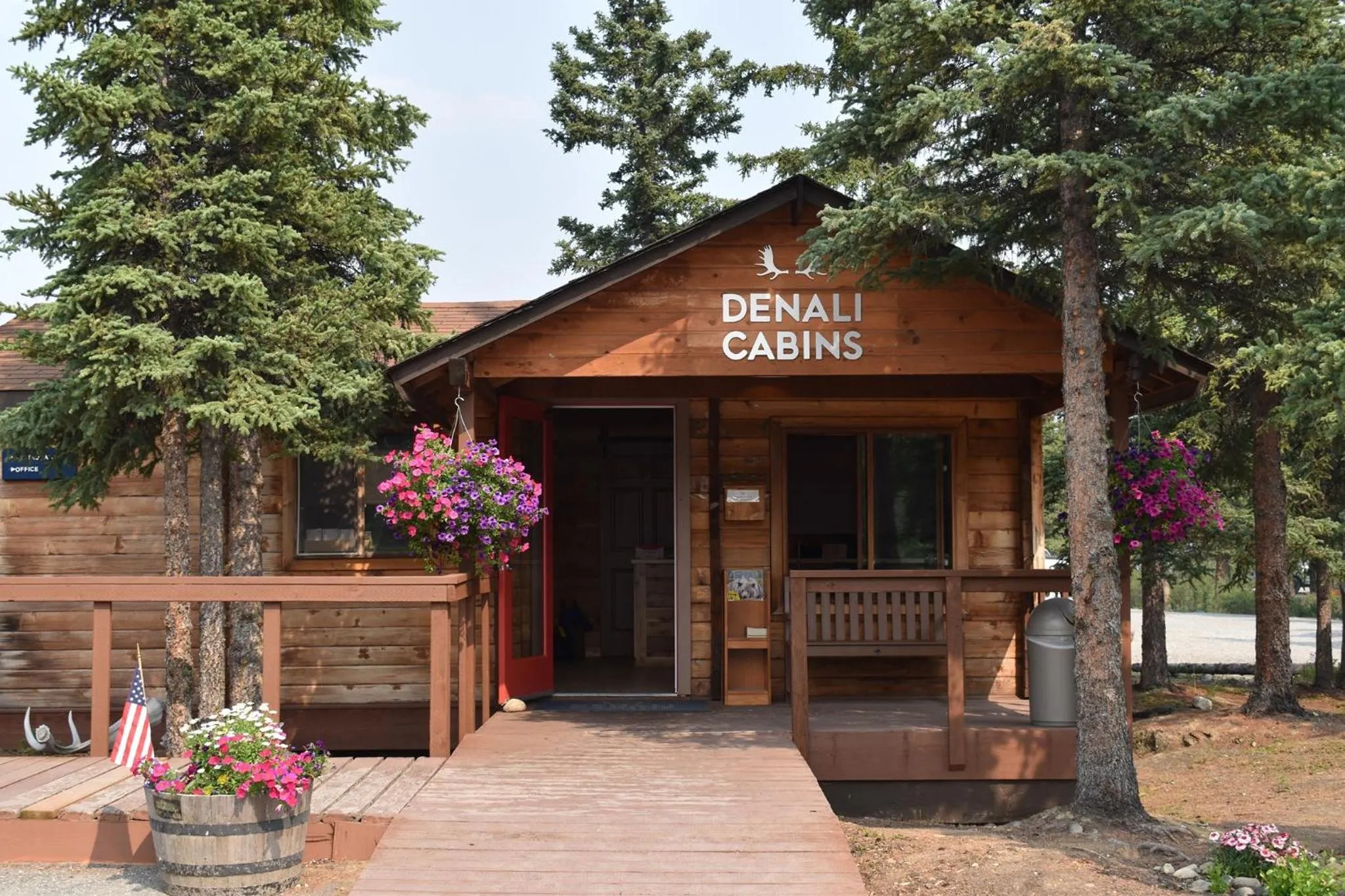 Facade/entrance in Denali Cabins