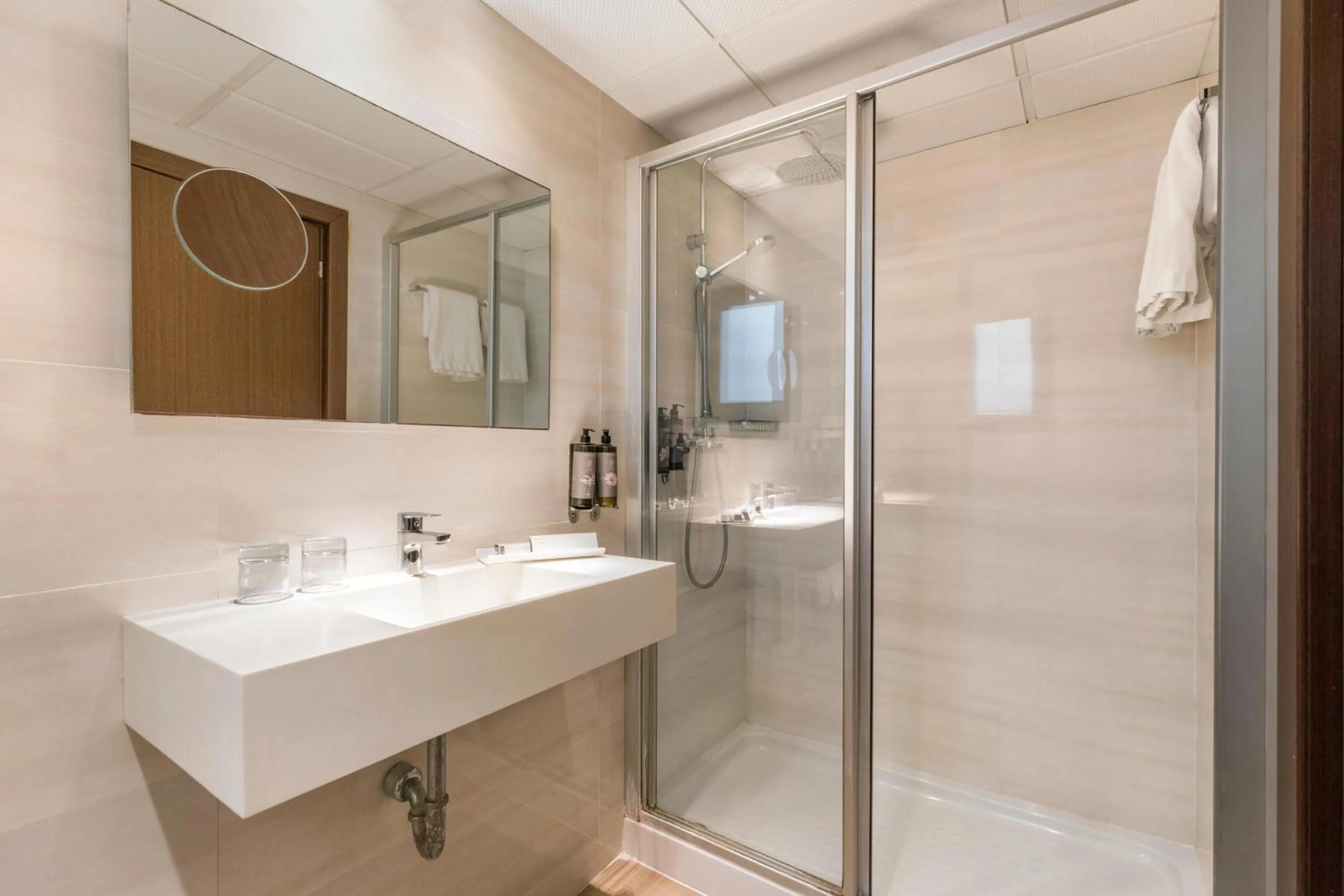 Shower in Hotel Best Auto Hogar