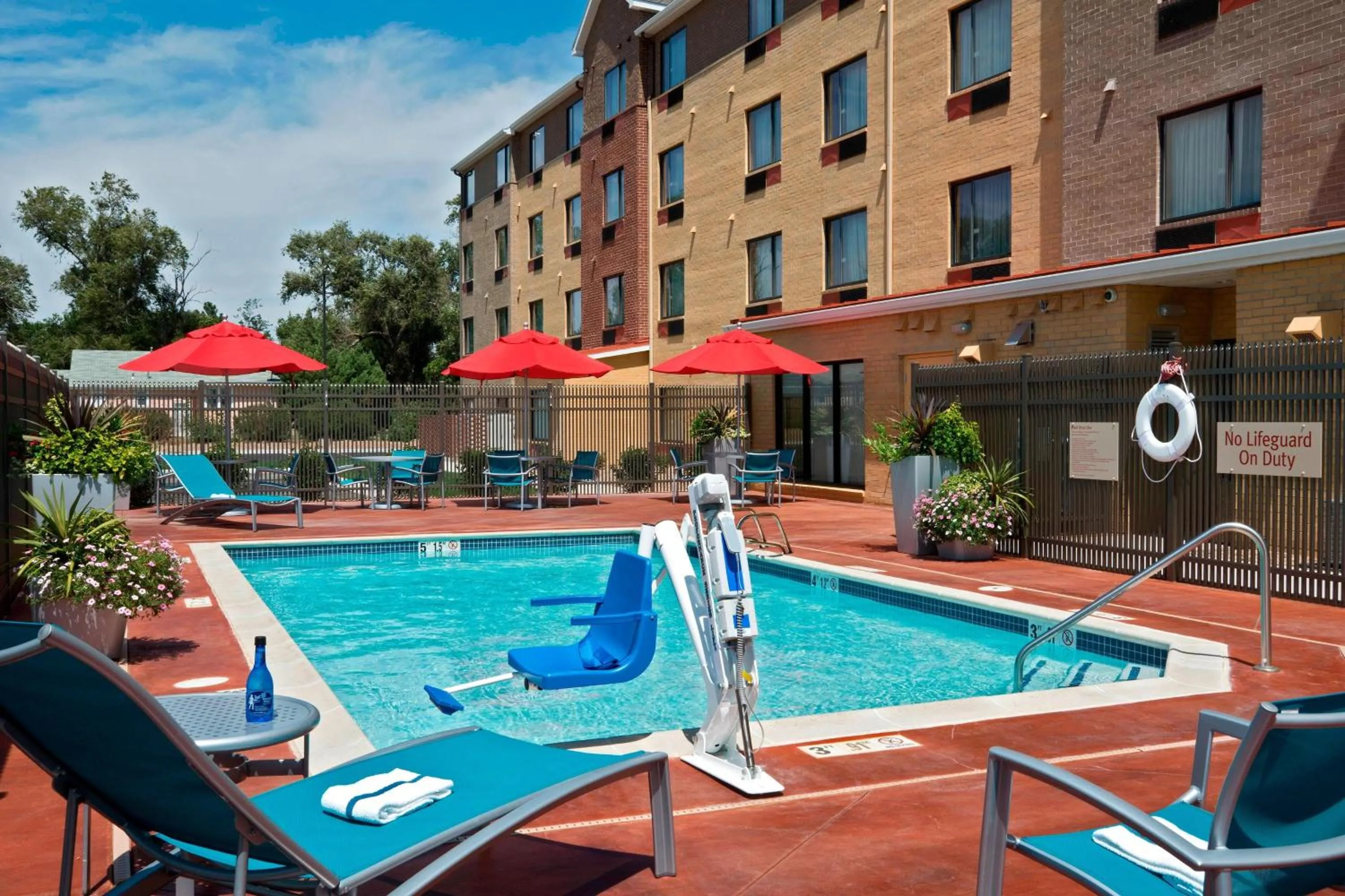 Swimming pool in TownePlace Suites by Marriott Dodge City