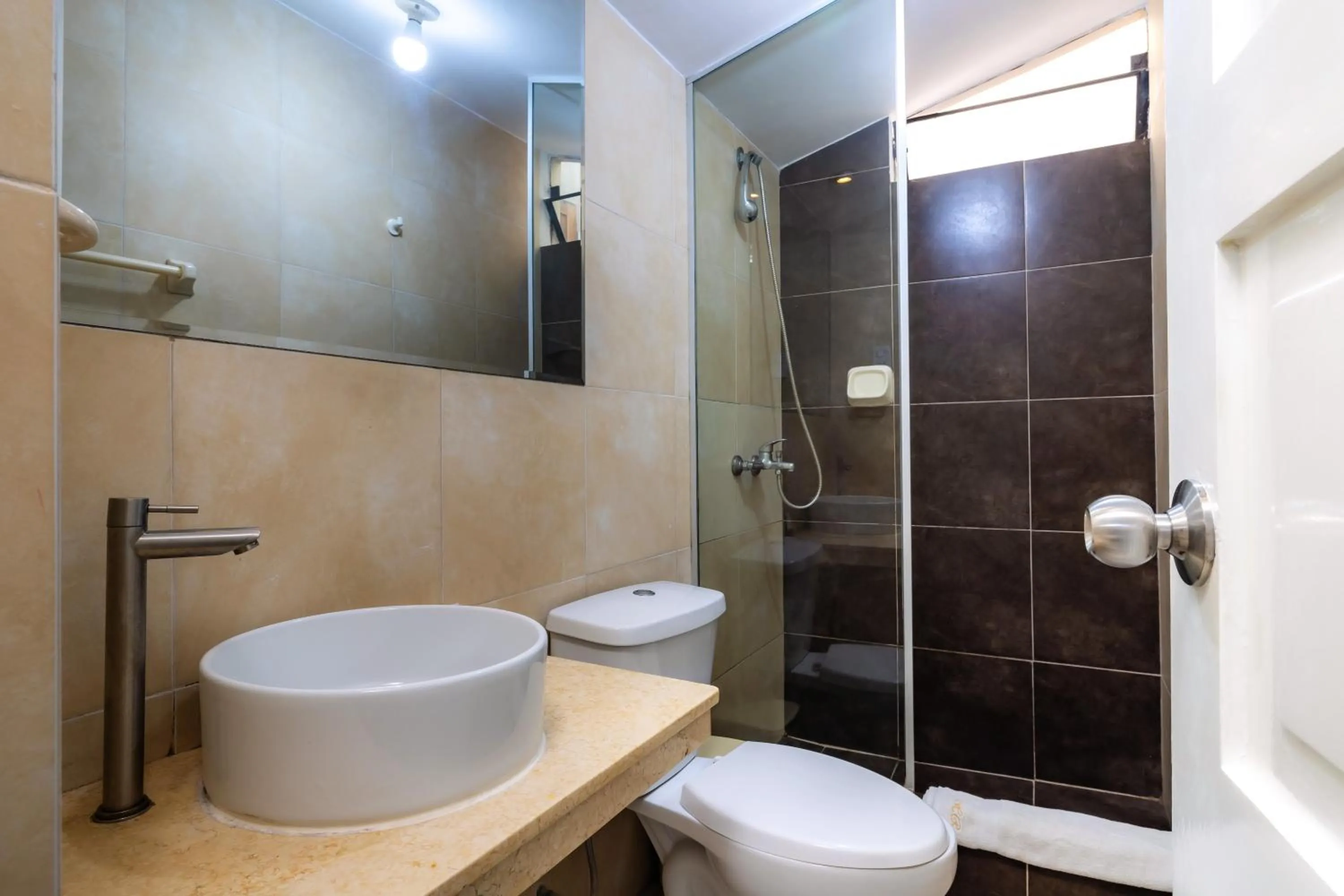 Shower in Hotel Country Trujillo