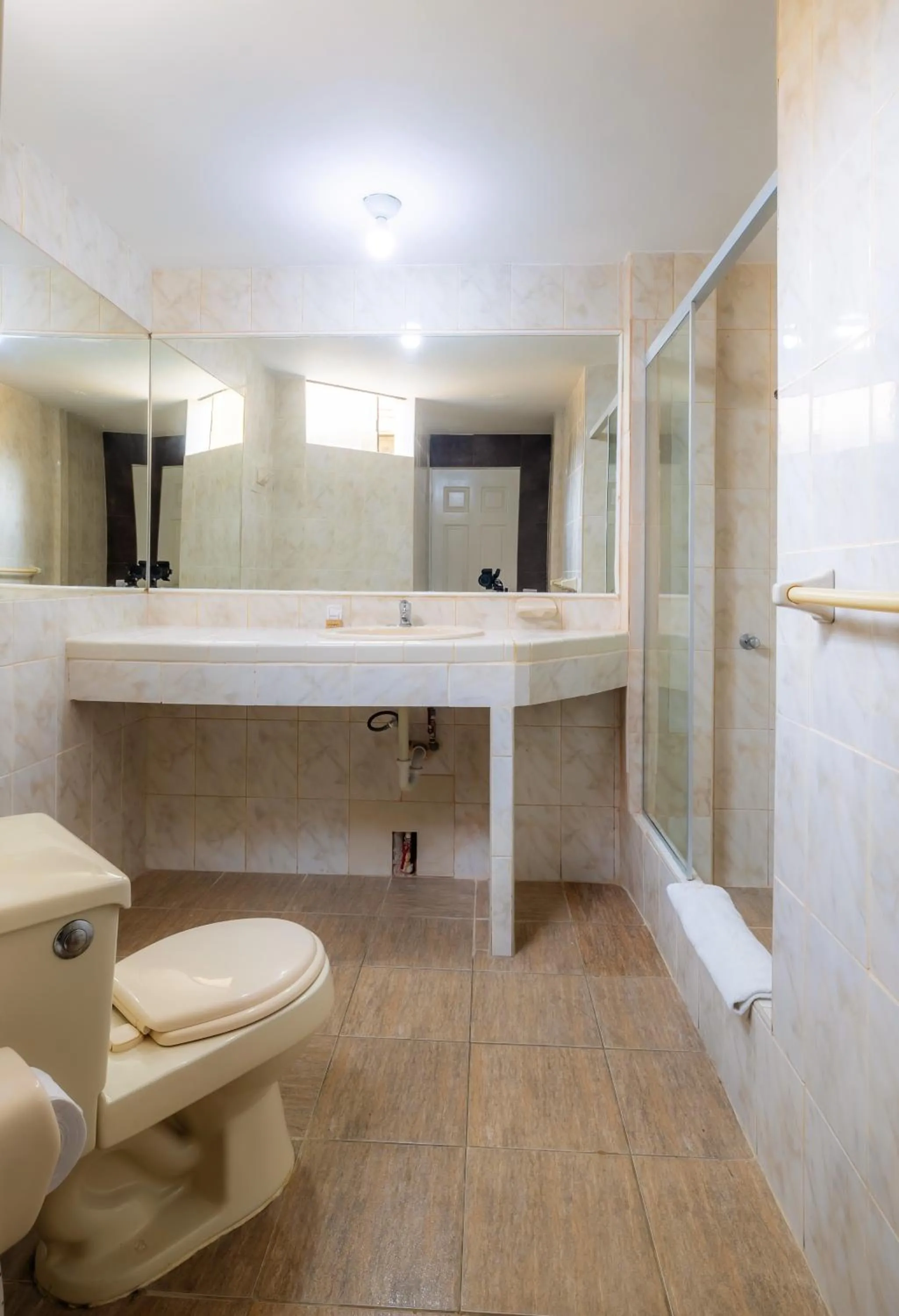 Shower in Hotel Country Trujillo