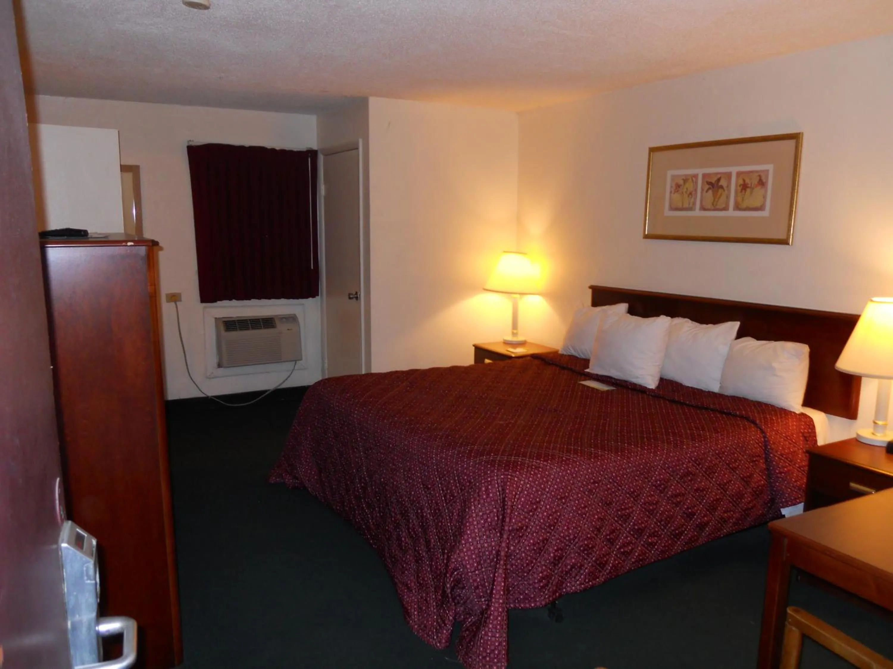 Bed in Best Budget Inn Tell City