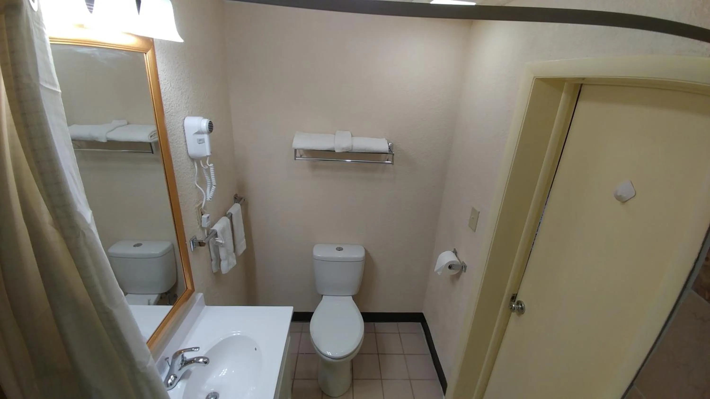 Bathroom in Best Budget Inn Tell City