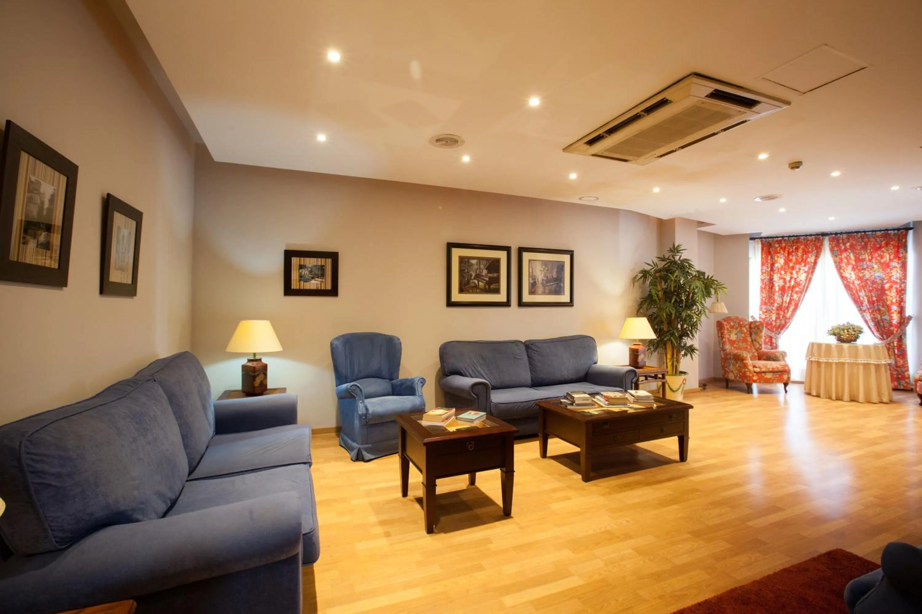 Communal lounge/ TV room in Hotel Don Paco