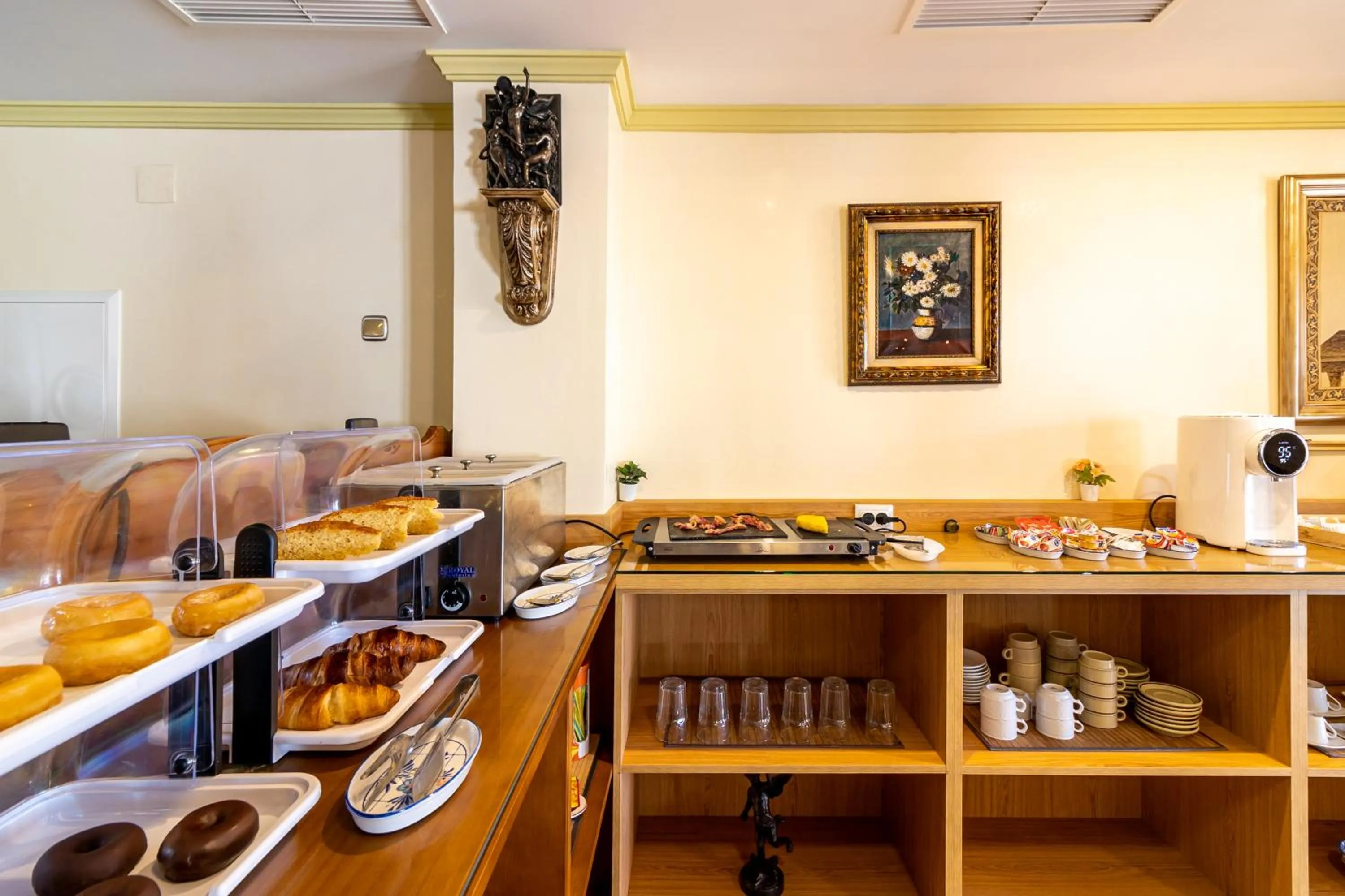 Buffet breakfast in Hotel Avenida Tropical by Bossh! Hotels