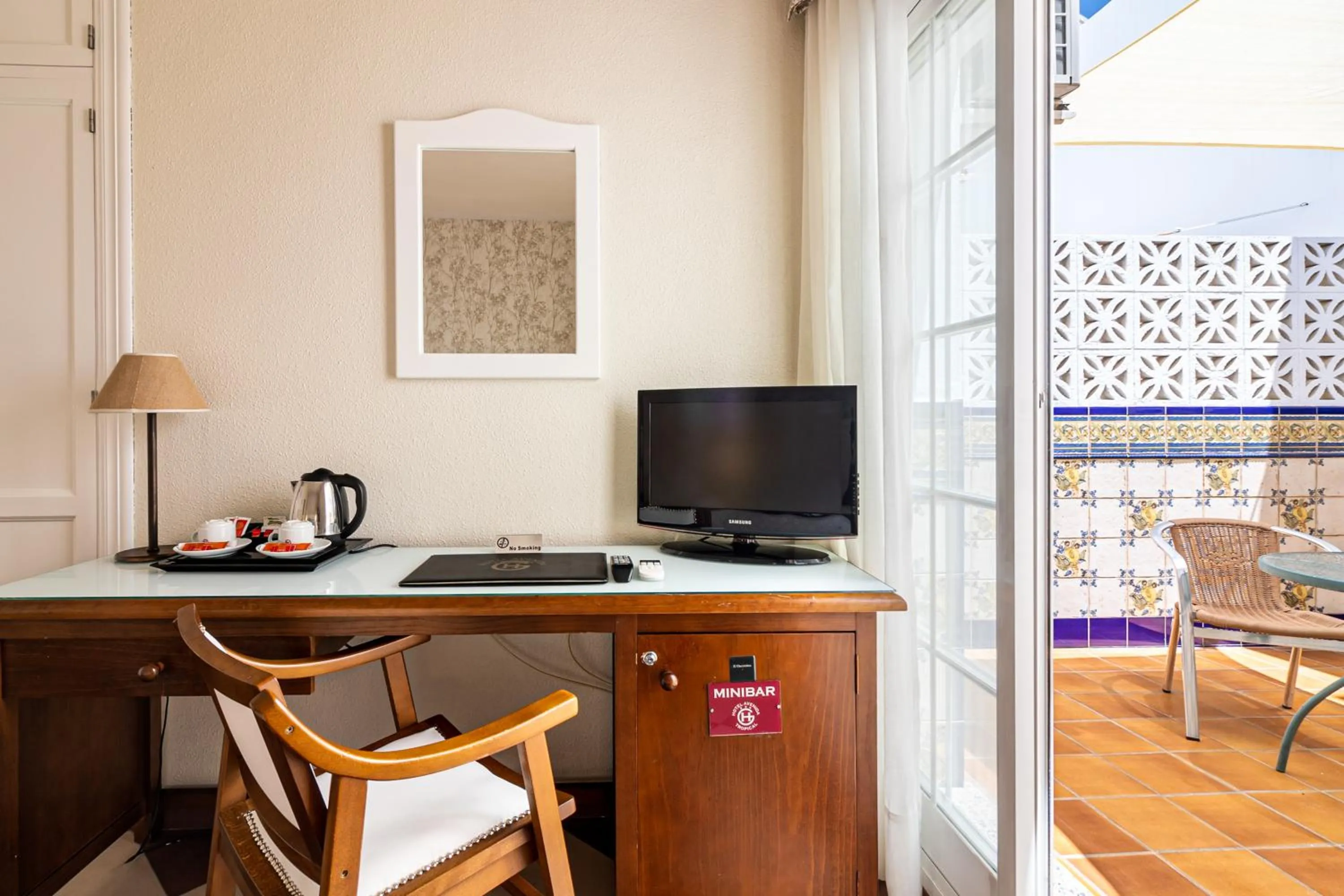 TV and multimedia in Hotel Avenida Tropical by Bossh! Hotels