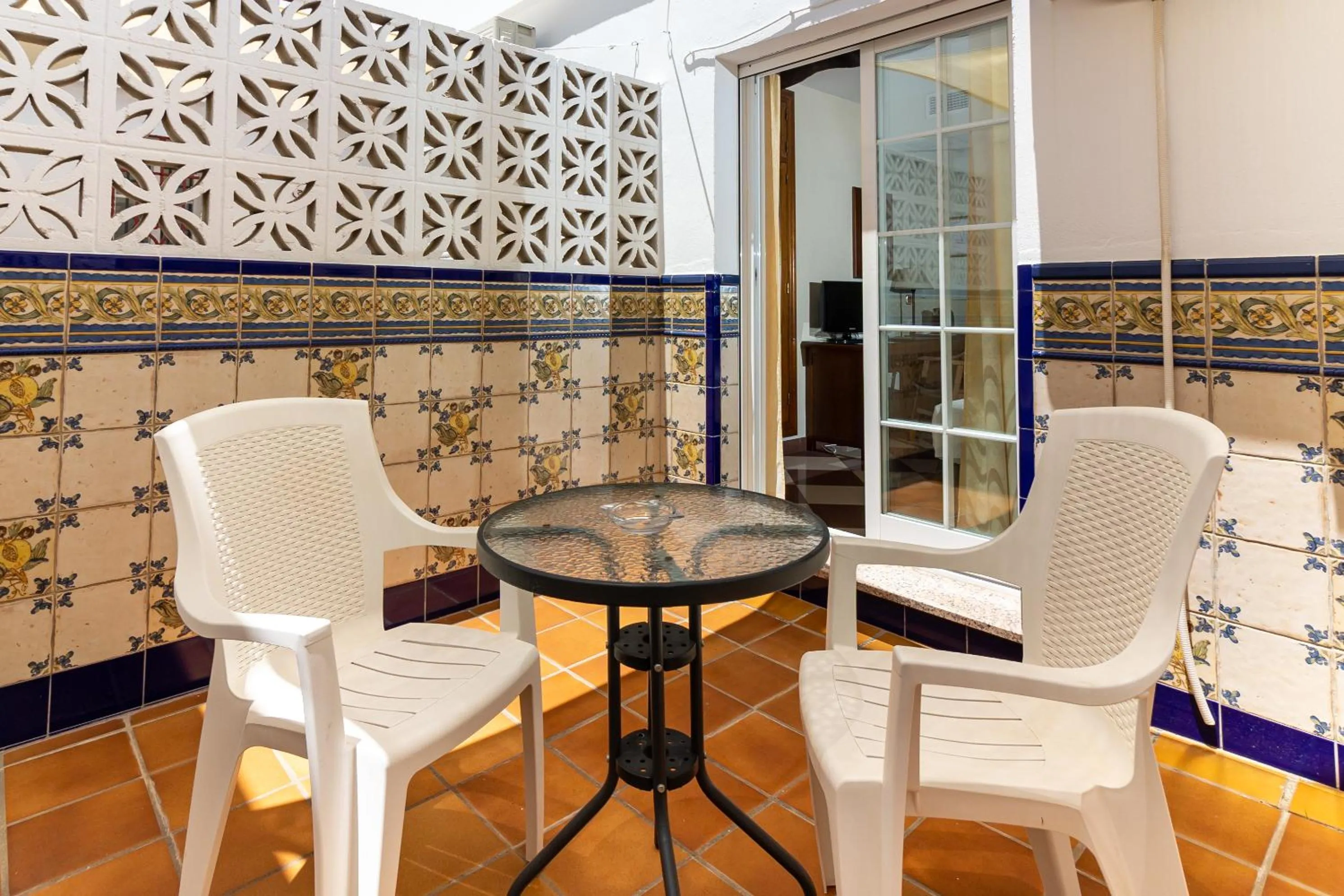 Seating area in Hotel Avenida Tropical by Bossh! Hotels