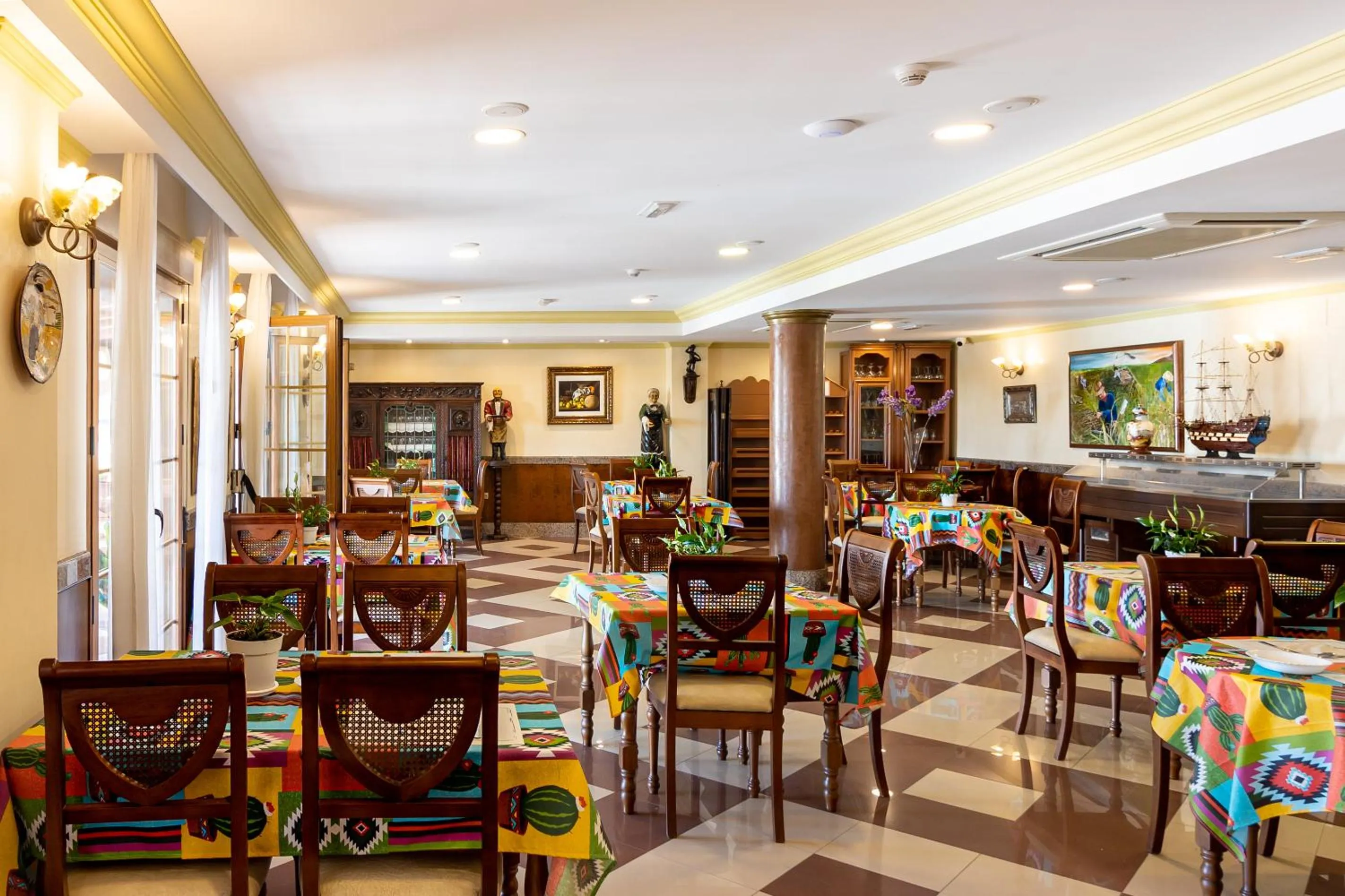 Restaurant/places to eat in Hotel Avenida Tropical by Bossh! Hotels