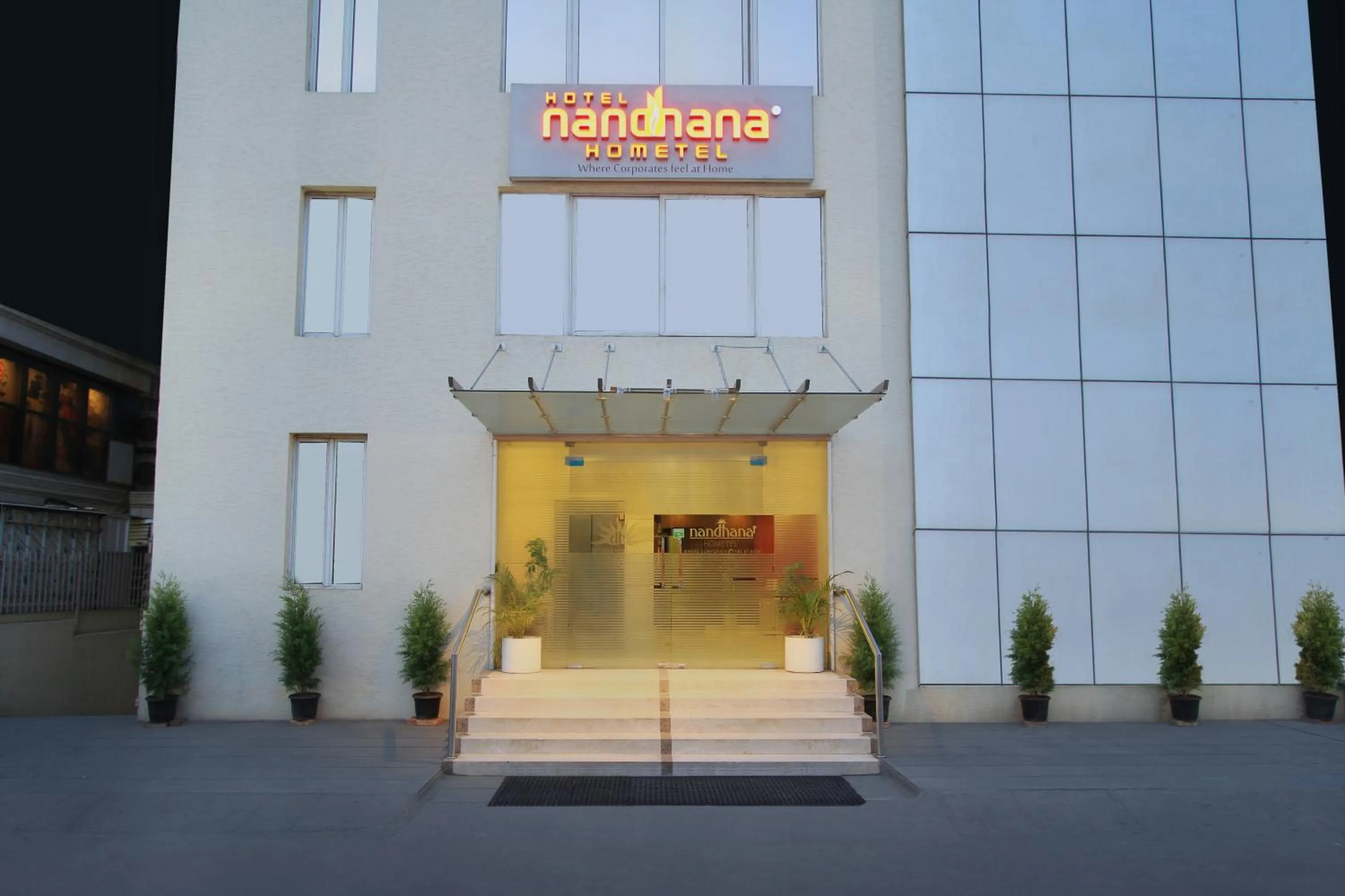 Facade/entrance in La Sara Hometel