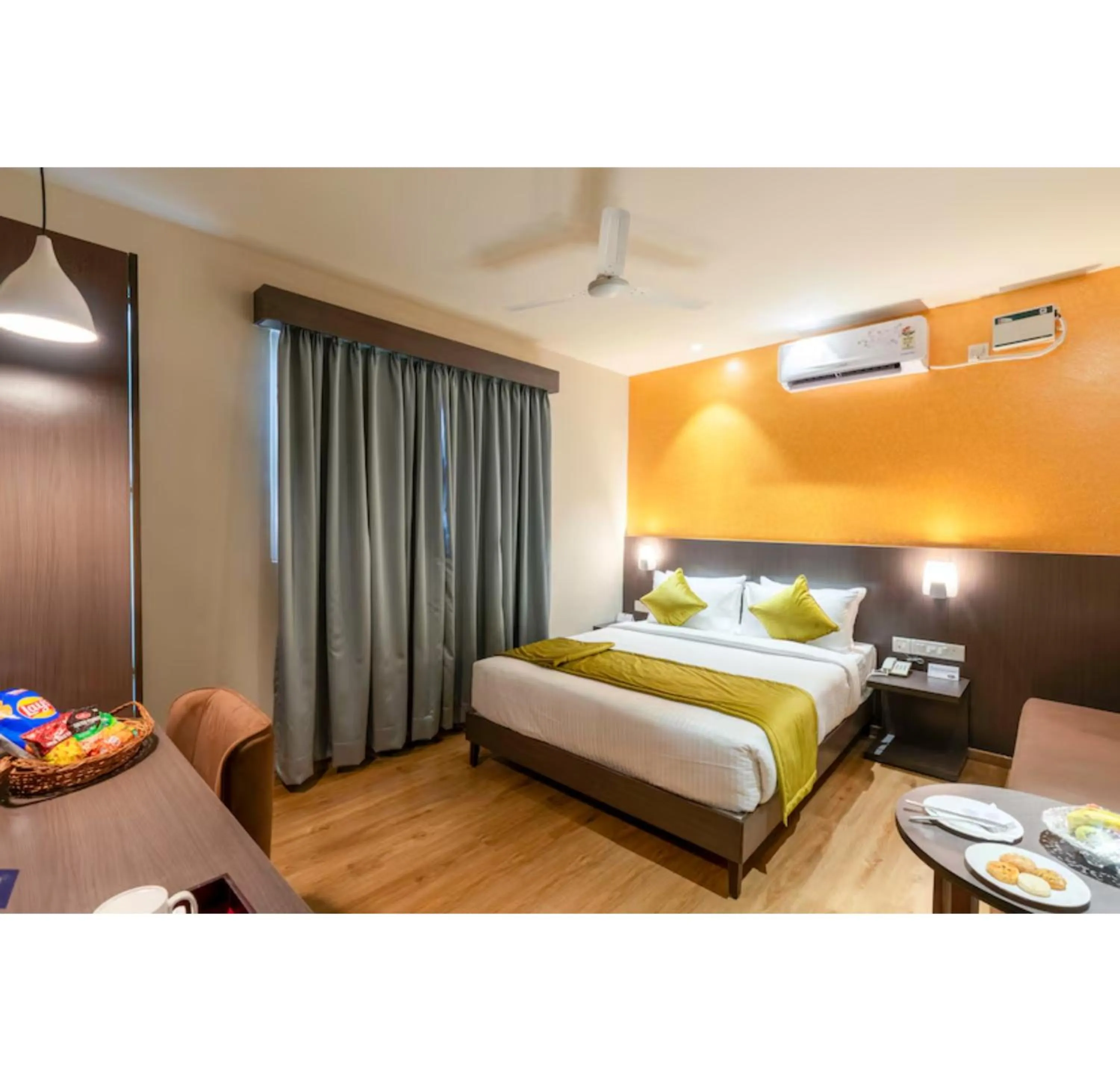 Seating area, Bed in La Sara Comforts