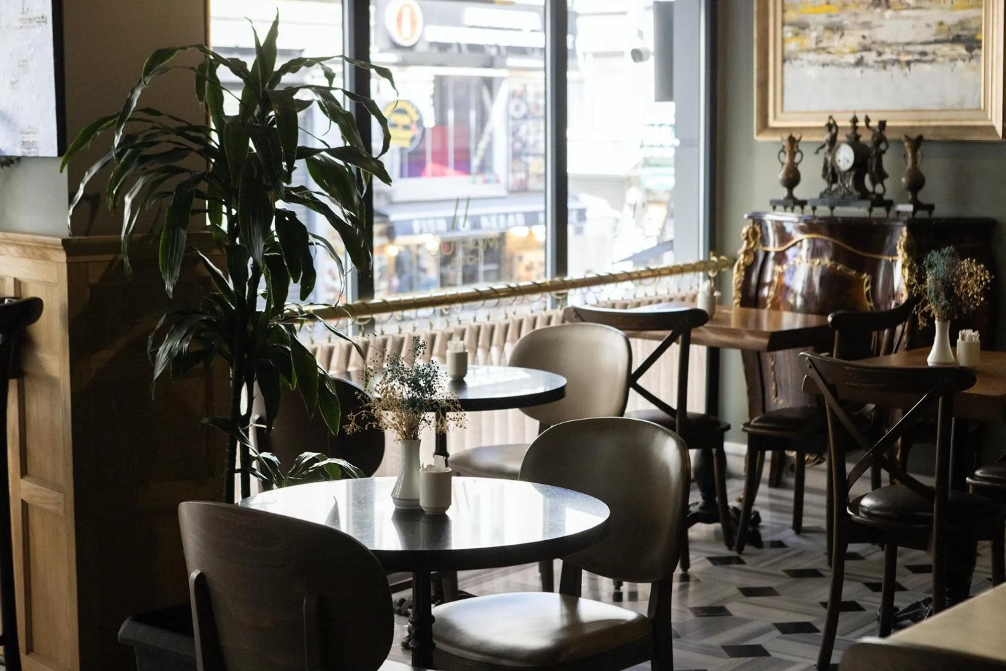 Property building in Marius Hotel