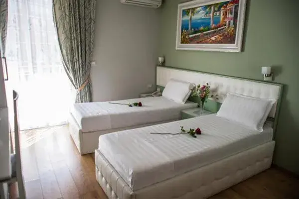 Standard Double or Twin Room with Balcony - single occupancy in Hotel Vila Verde City Center Standard Double or Twin Room with Balcony - single occupancy in Hotel Vila Verde City Center