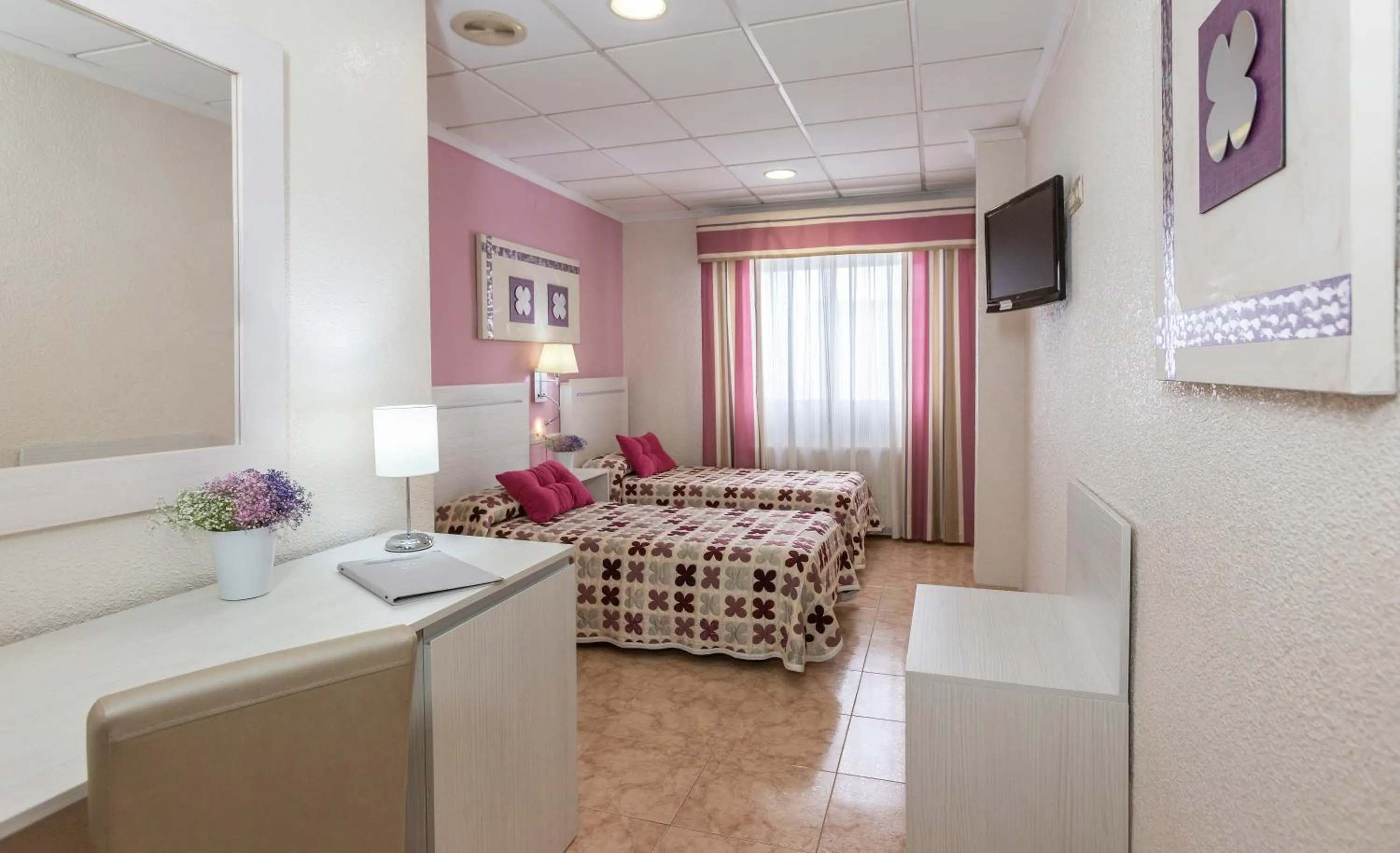 Photo of the whole room, Bed in Manolo