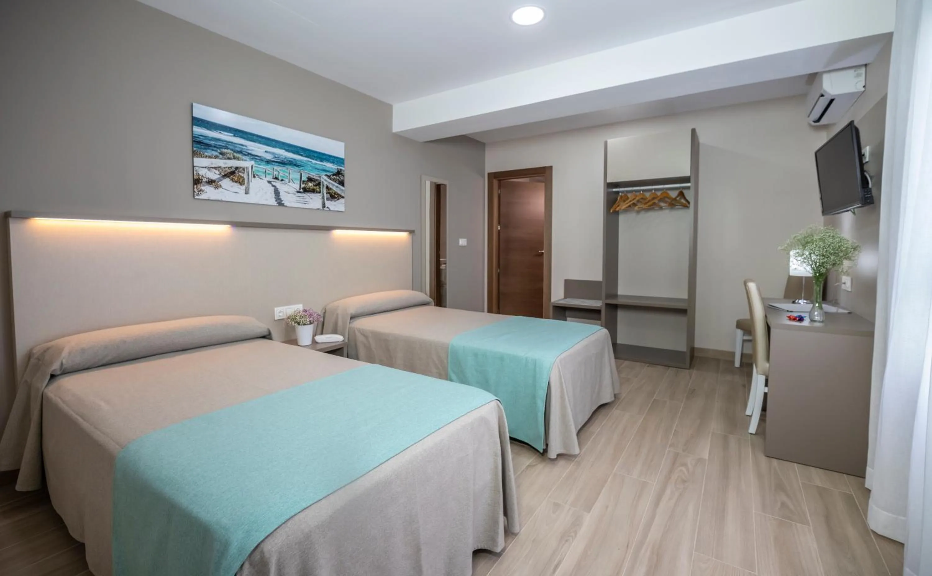 Photo of the whole room, Bed in Manolo