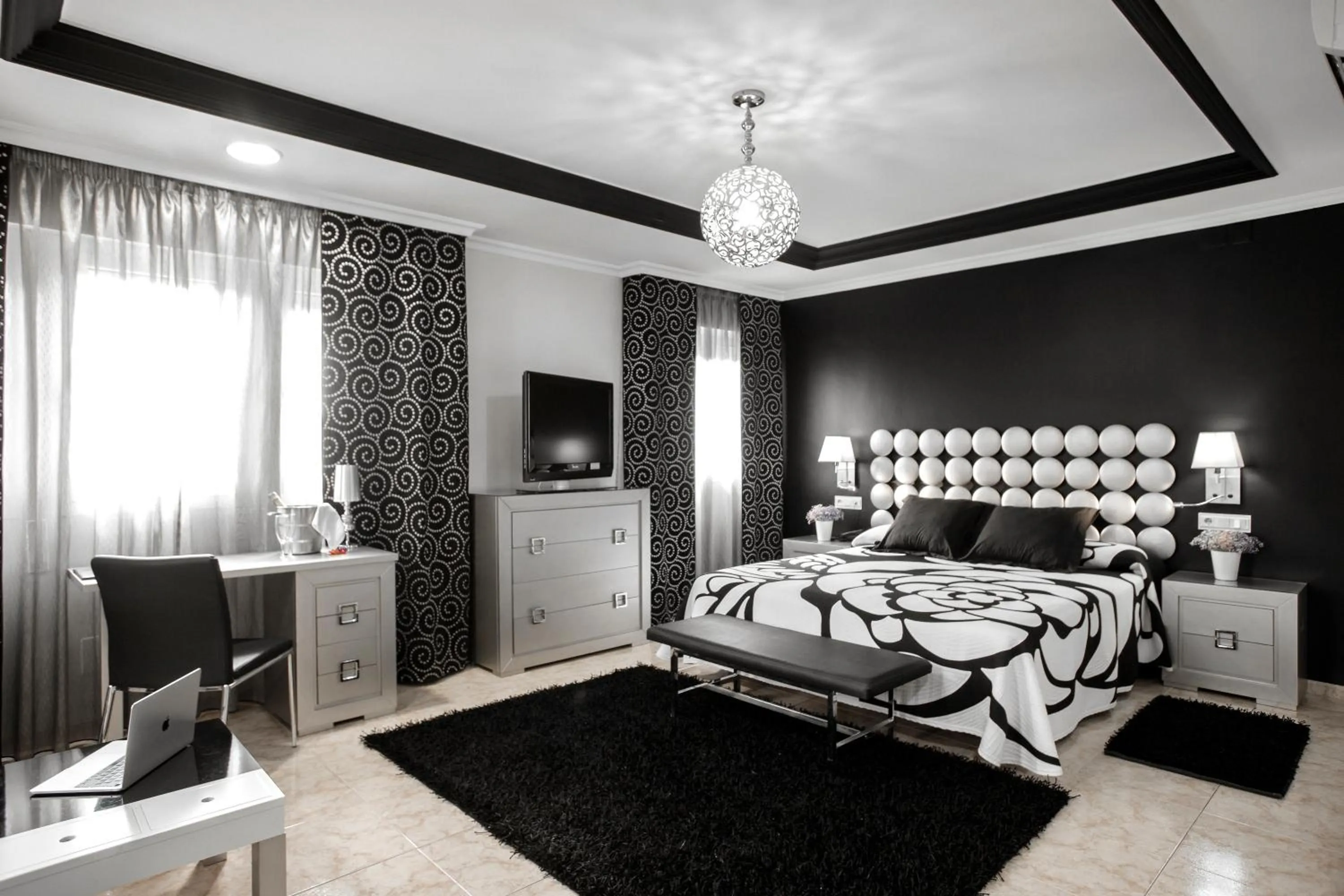 Photo of the whole room, Bed in Manolo