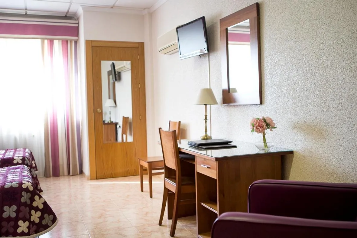 Photo of the whole room, Bed in Manolo