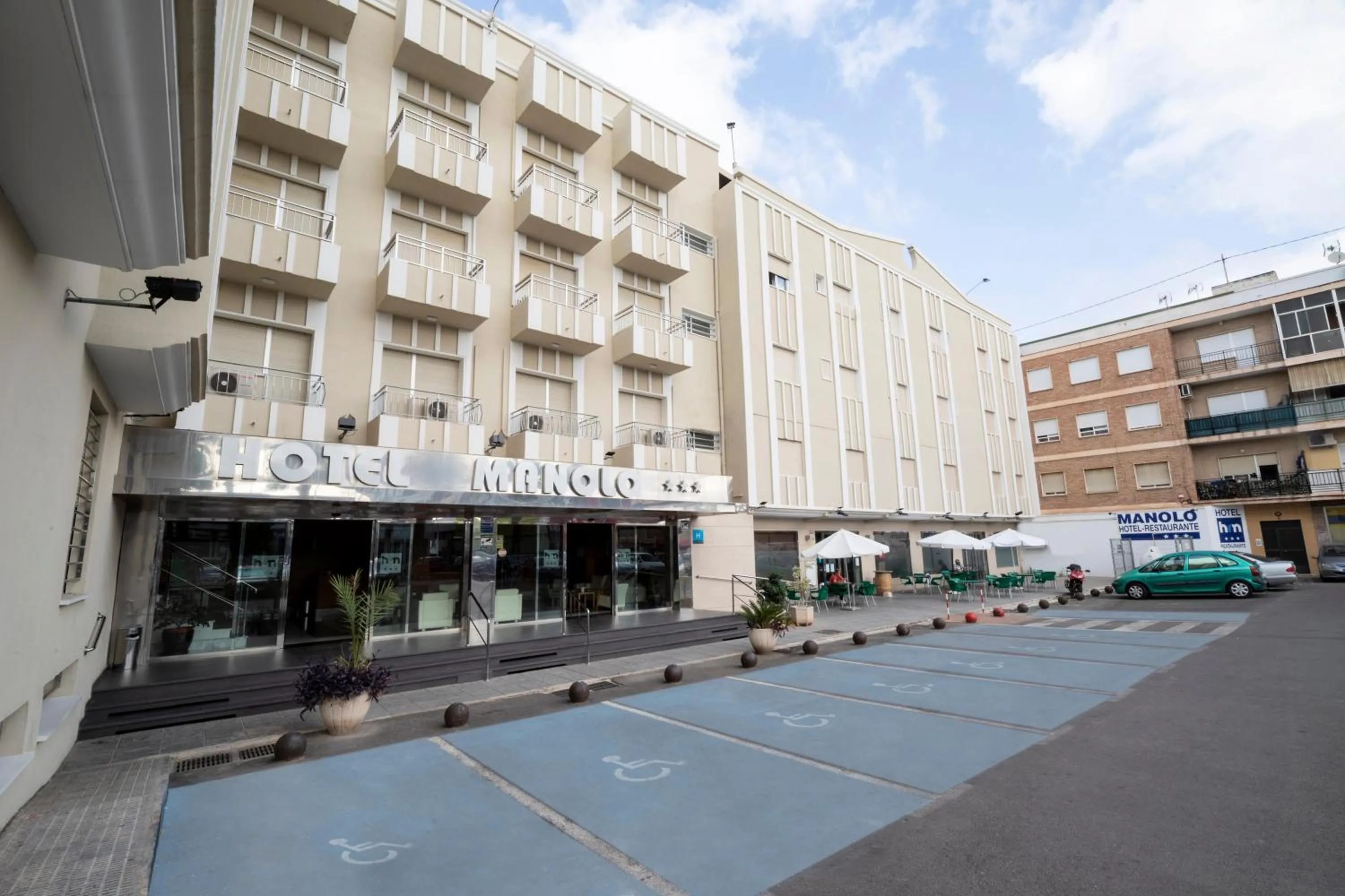 Facade/entrance in Manolo