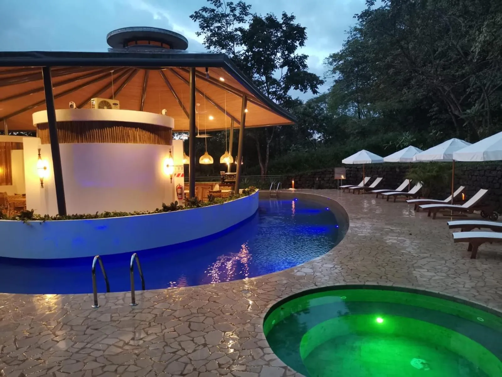 Restaurant/places to eat in Suitree Experience Hotel