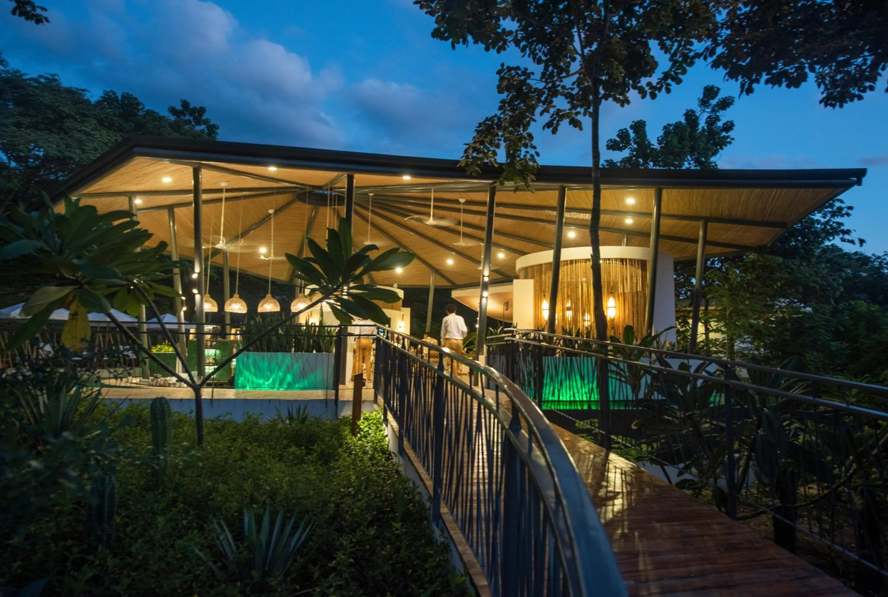 Restaurant/places to eat in Suitree Experience Hotel