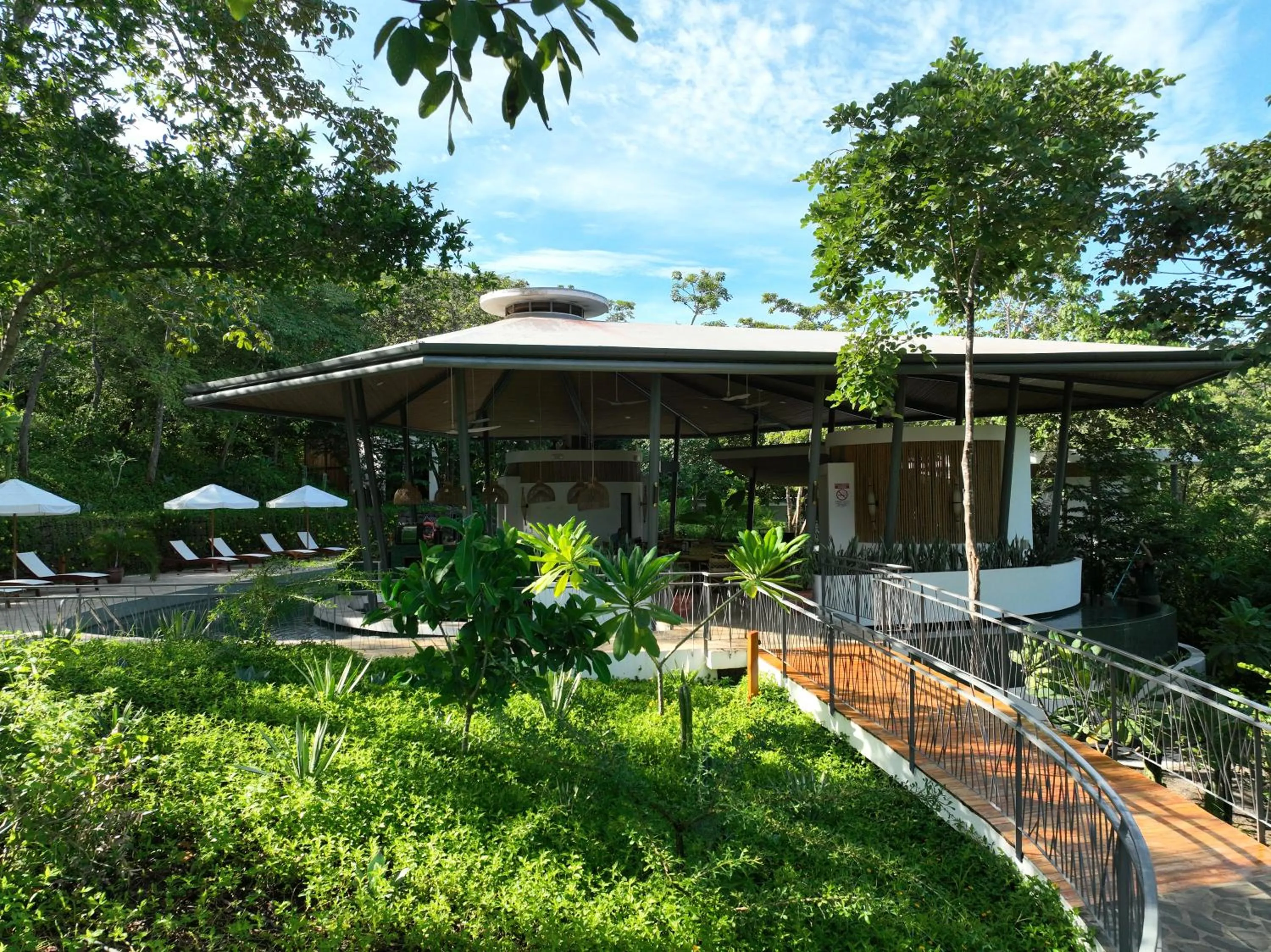 Restaurant/places to eat in Suitree Experience Hotel