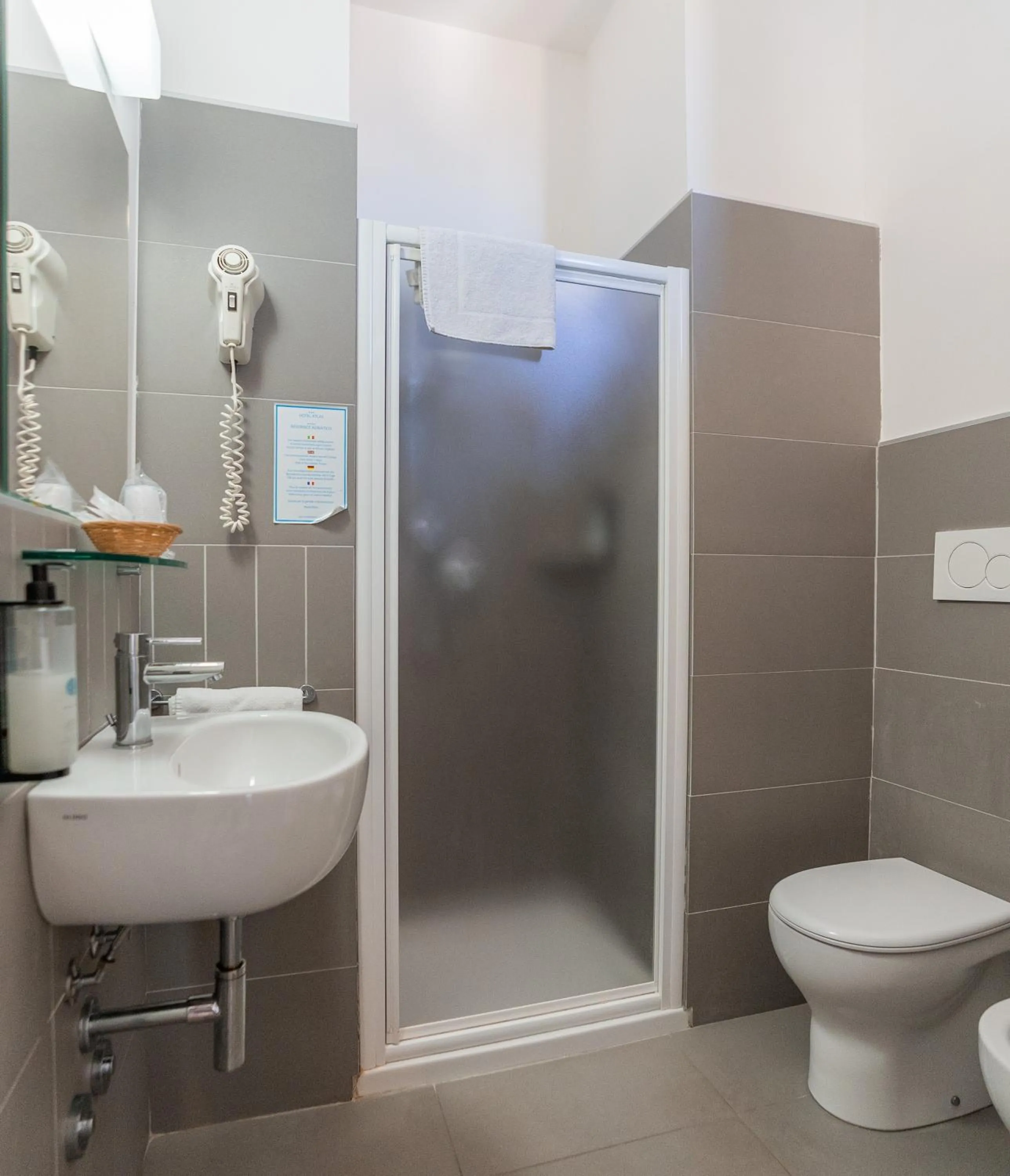 Shower in Hotel Atlas