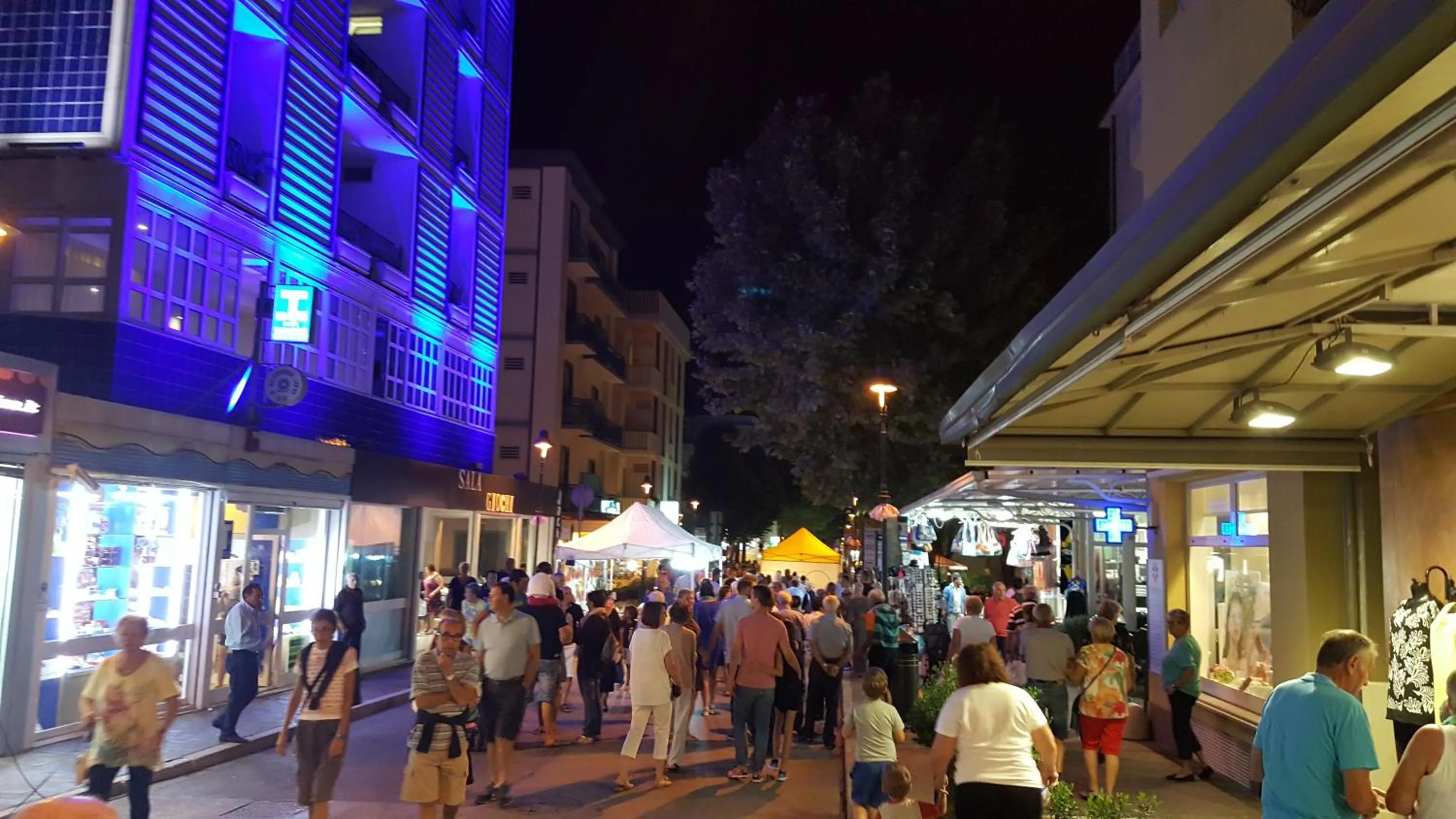 People in Hotel Atlas