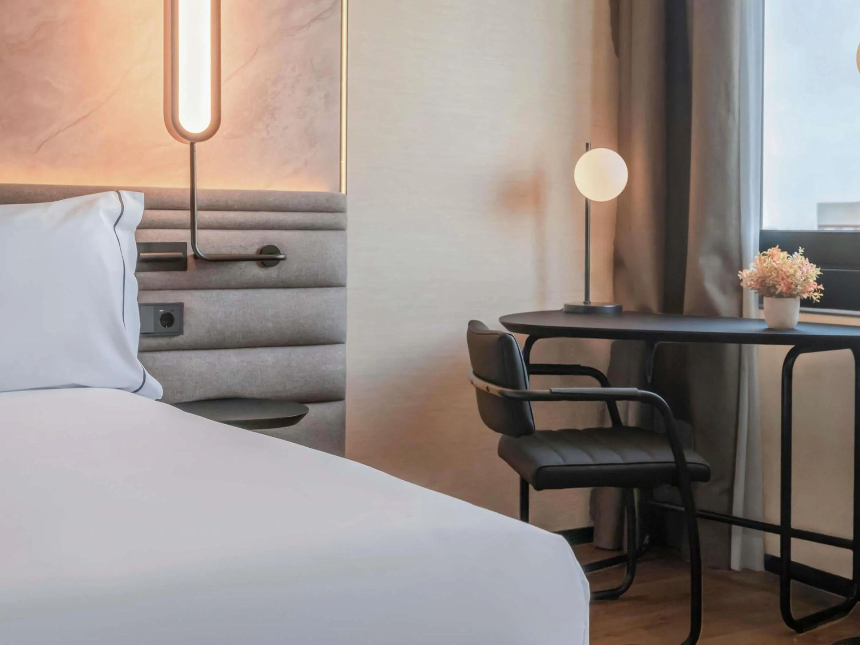 Bedroom, Bed in Novotel Valencia Lavant