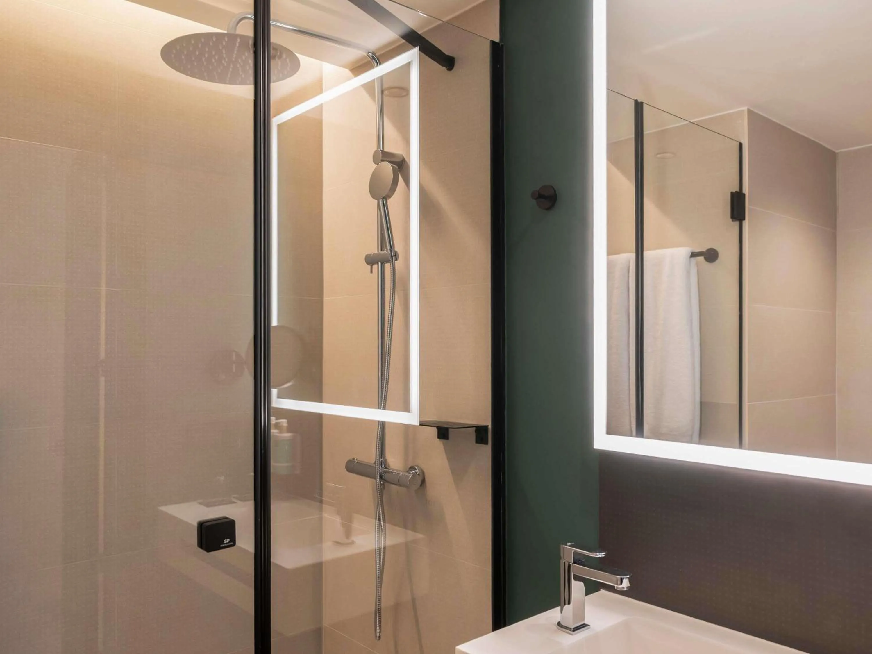 Bedroom in Novotel Valencia Lavant