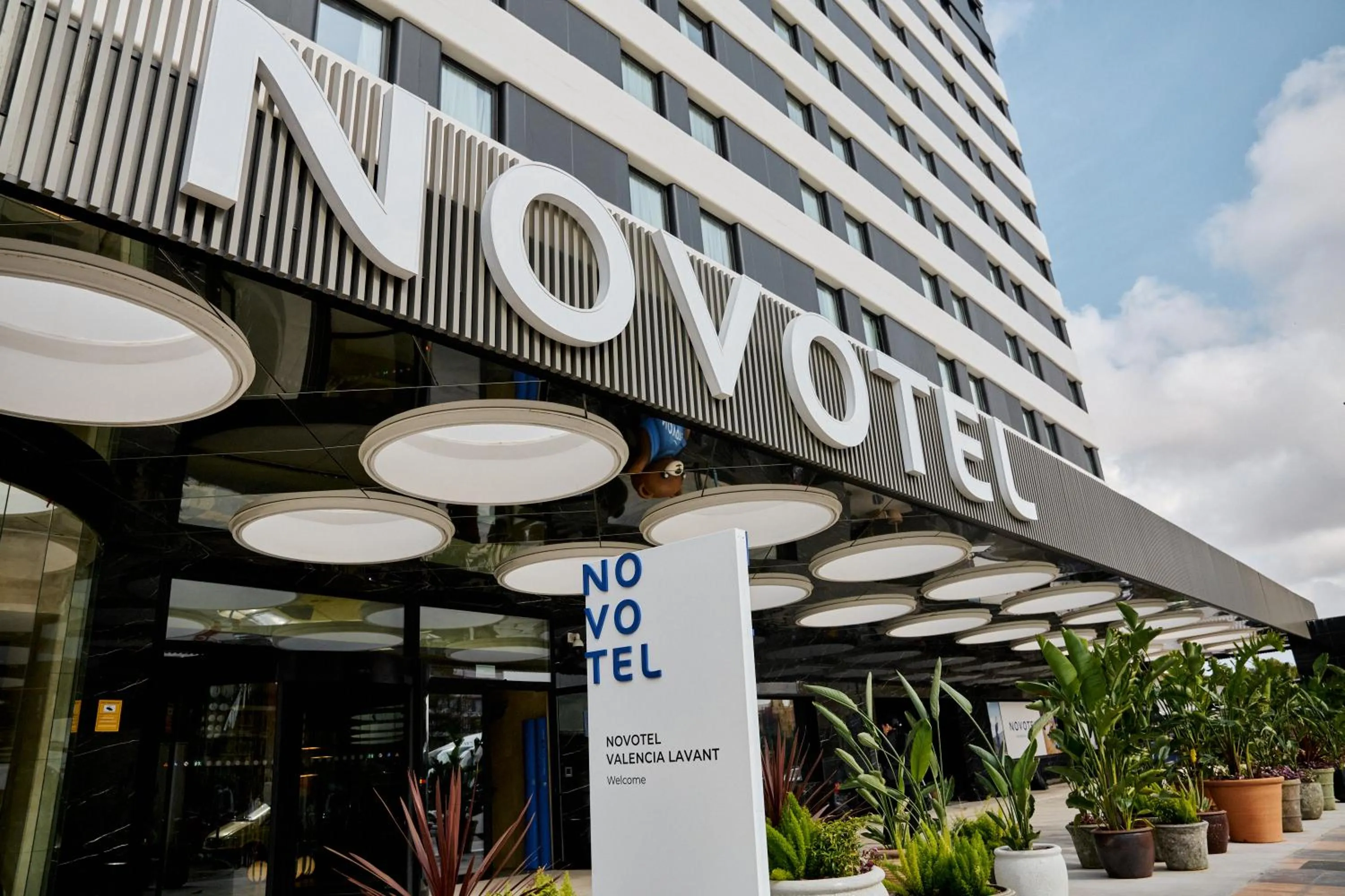 Facade/entrance in Novotel Valencia Lavant