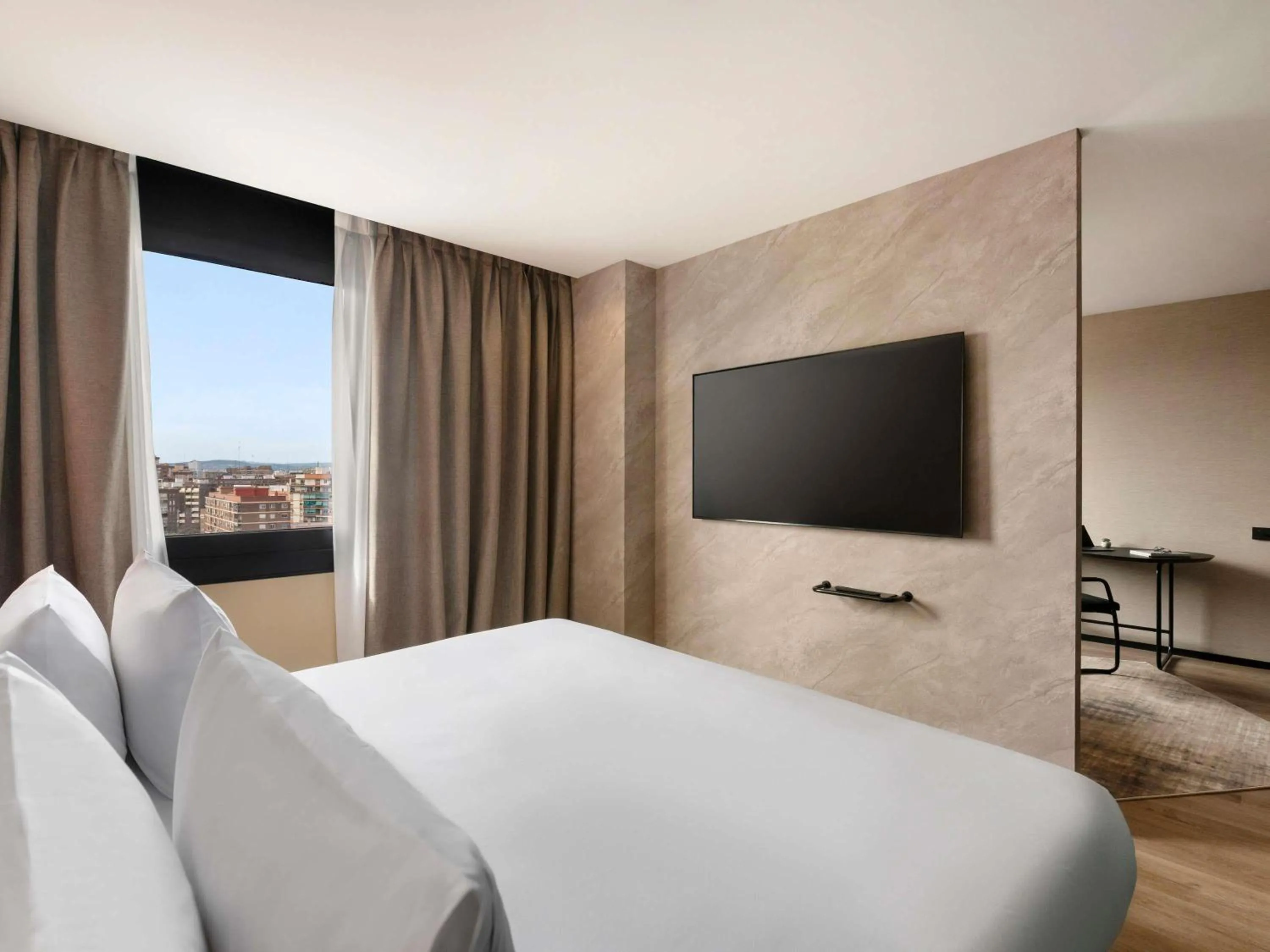 Bedroom, Bed in Novotel Valencia Lavant