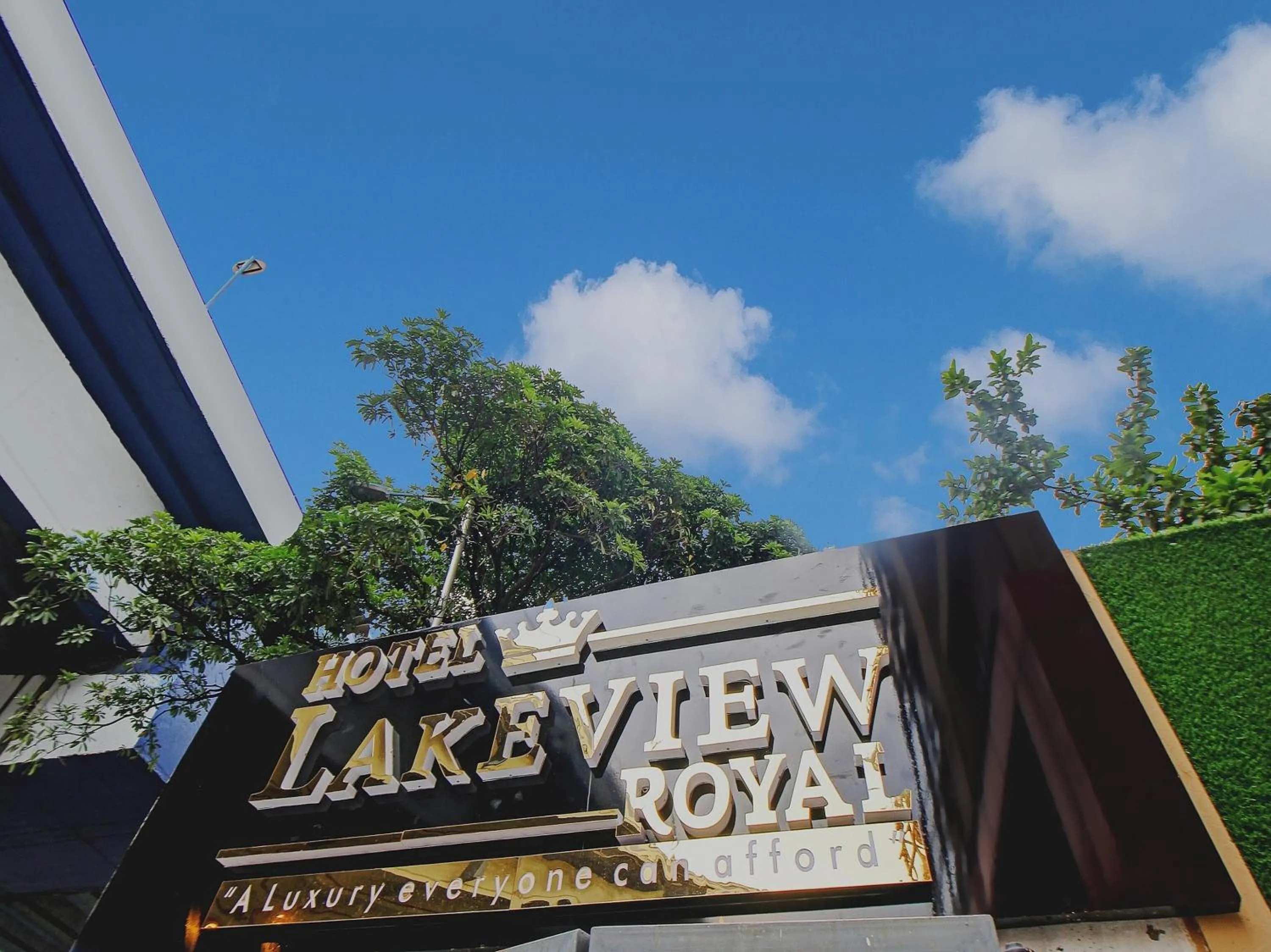 Facade/entrance in FabHotel Lake View I